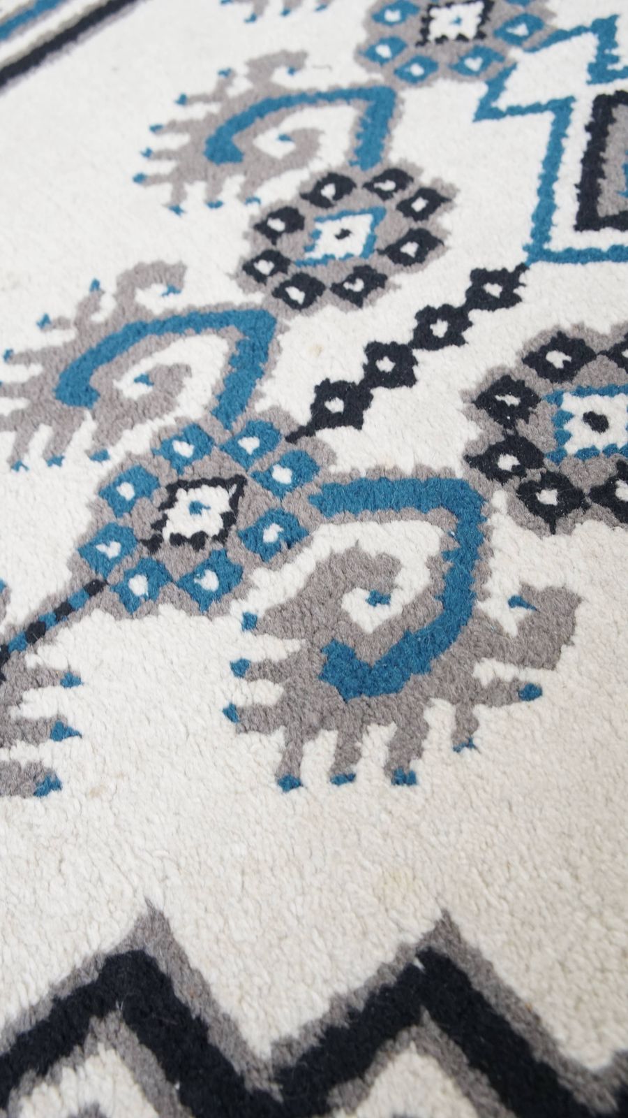 Subtiel Oosters Tapijt Met Overwegend Blauw Witte Tinten En Strakke Patronen 181x90cm photo buy