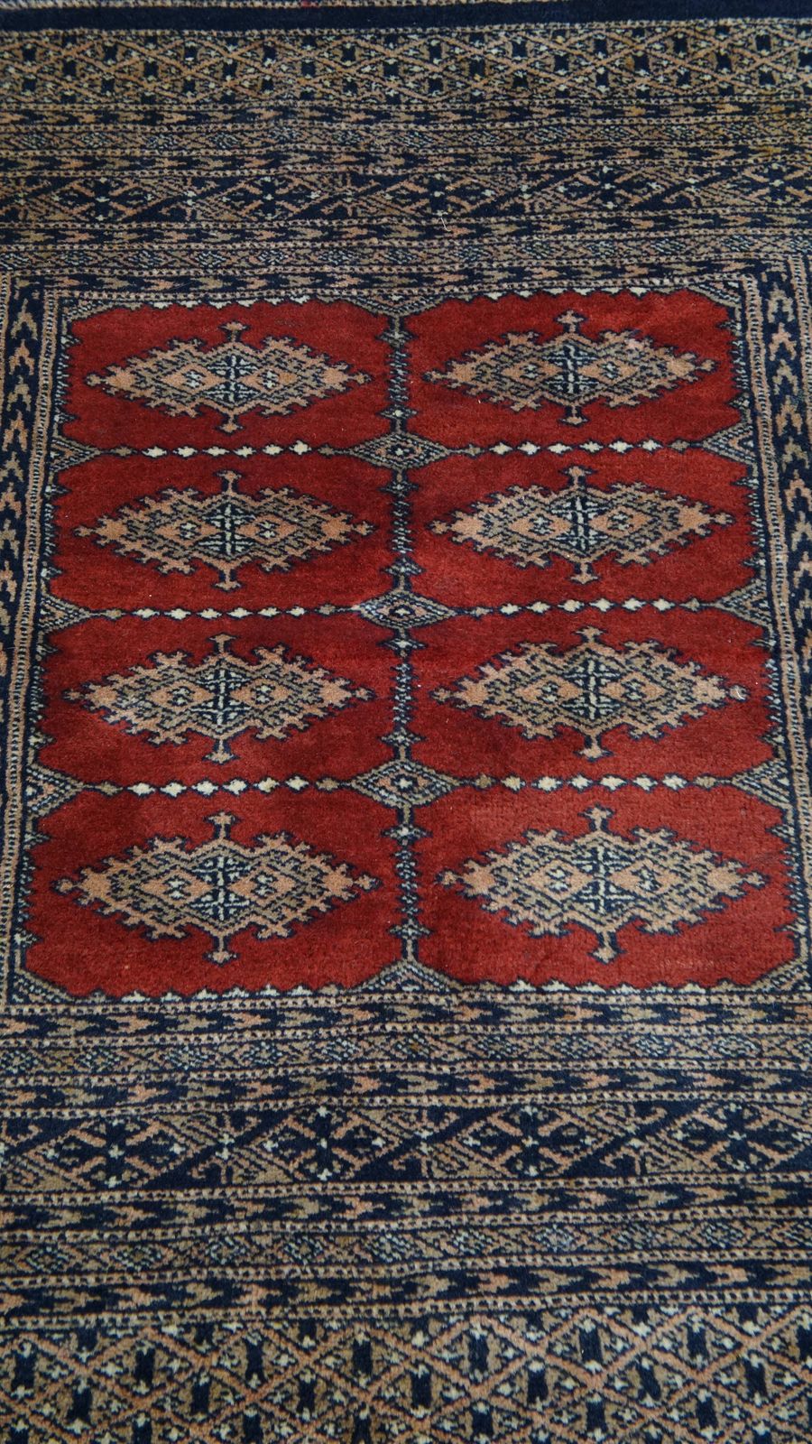 Vierkant Decoratief Vloerkleed In Oosterse Stijl Met Verfijnde Patronen, Voornamelijk In Rood En Blauw – 105 X 98 Cm photo furniture