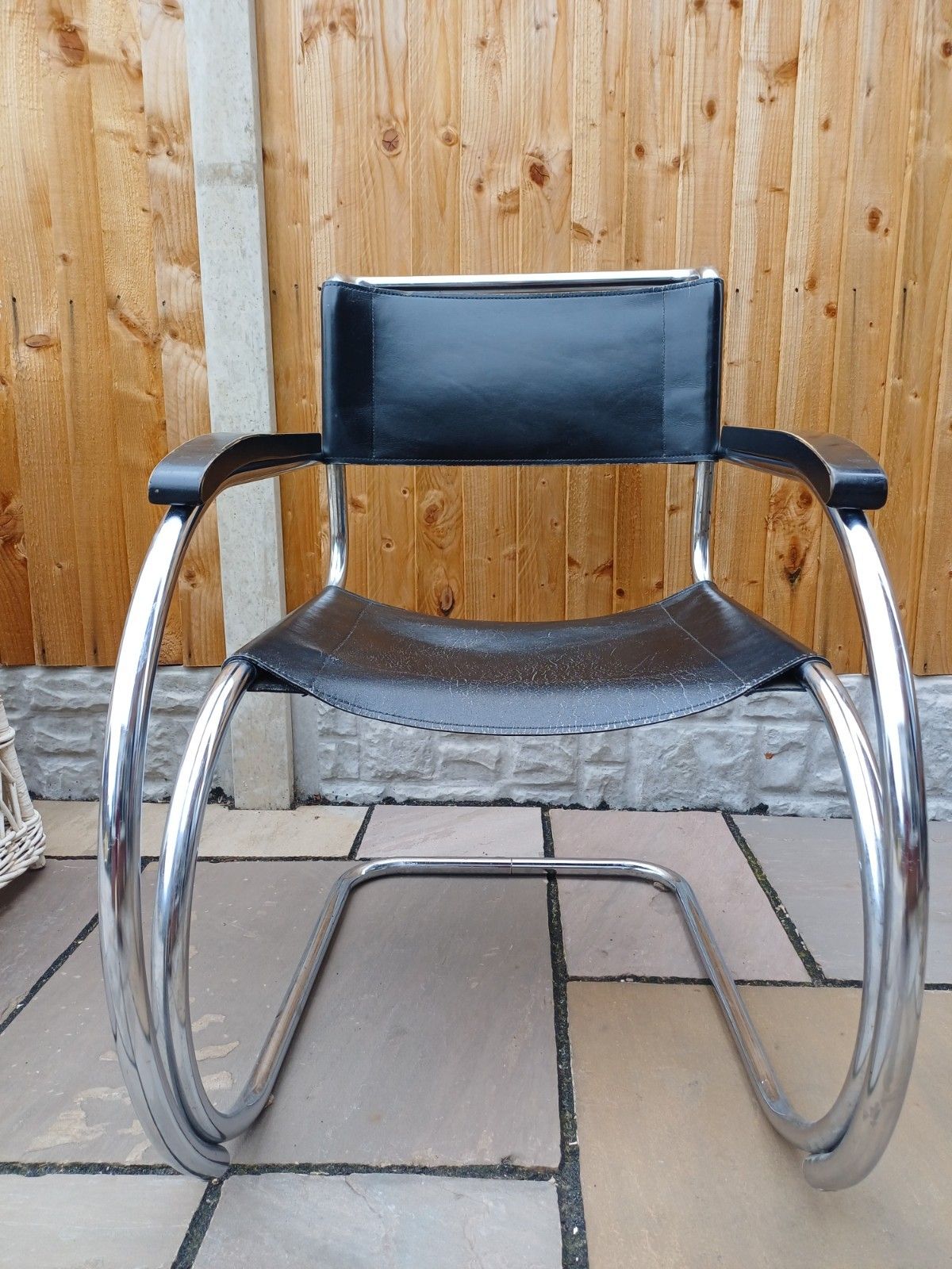 photo furniture Mies Van Der Rohe Mr20 Armchair Leather Chrome  Armchair Black Leather Vintage