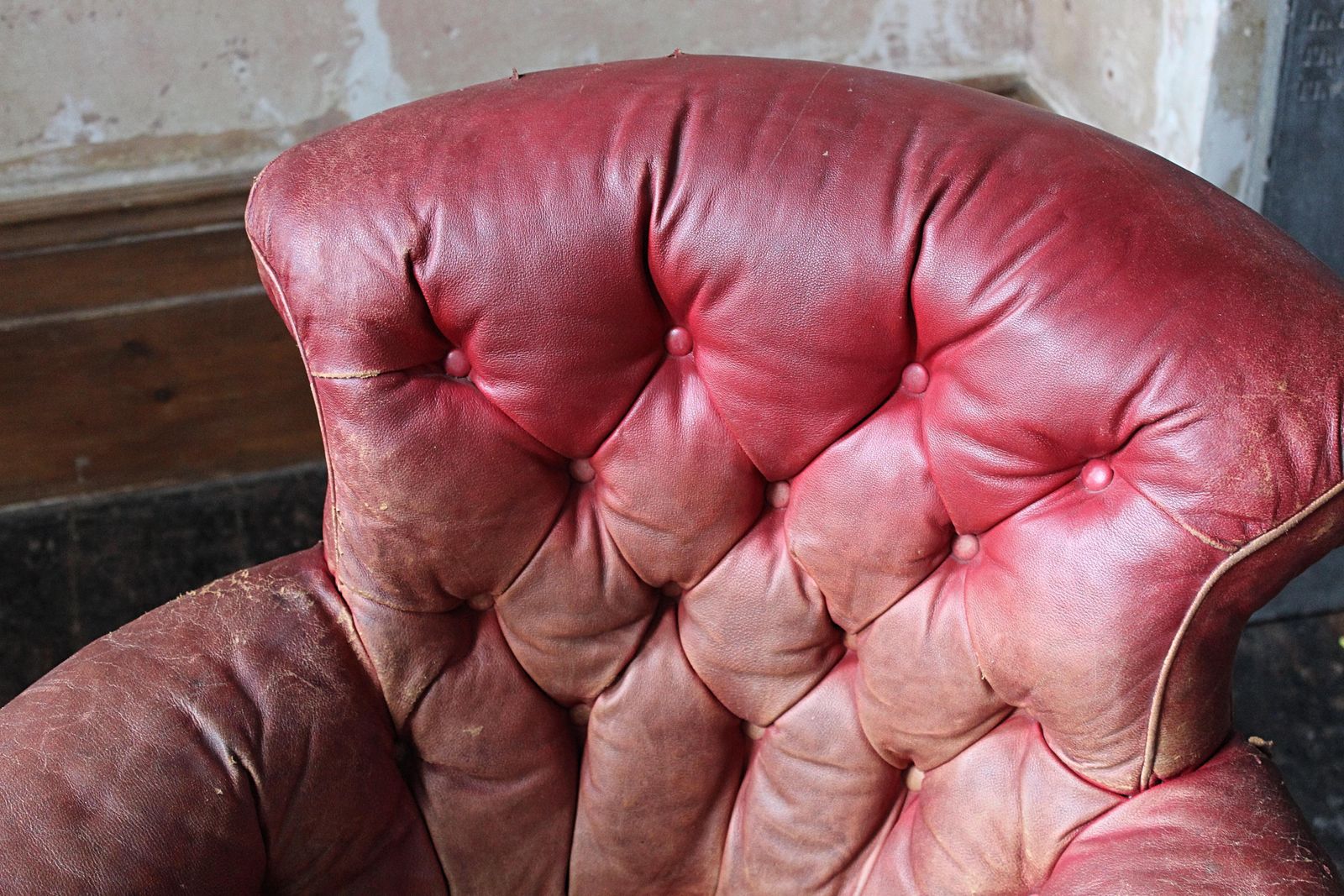 photo furniture Circa 1845 Robert Strahan & Co Ireland Dublin Red Leather Armchair, Elveden Hall