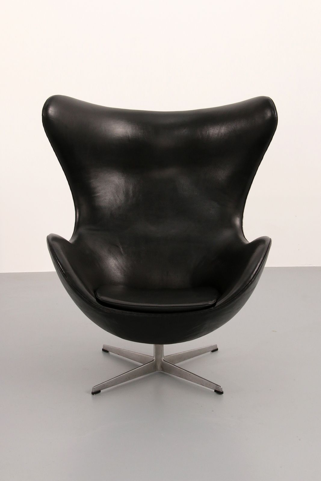 The Egg Chair – Arne Jacobsen, Denmark, 1960 – Black Leather By Fritz Hansen photo buy