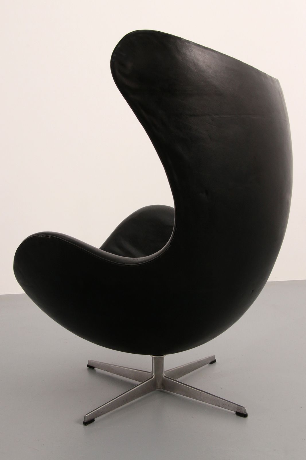 photo furniture The Egg Chair – Arne Jacobsen, Denmark, 1960 – Black Leather By Fritz Hansen