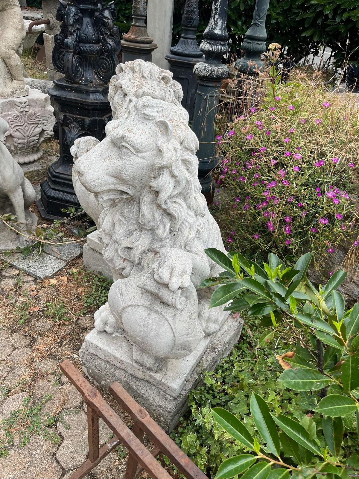 Coppia Di Statue Di Leoni Con Scudo, In Cemento Bianco, Da Esterno, Italia photo Garden Decor