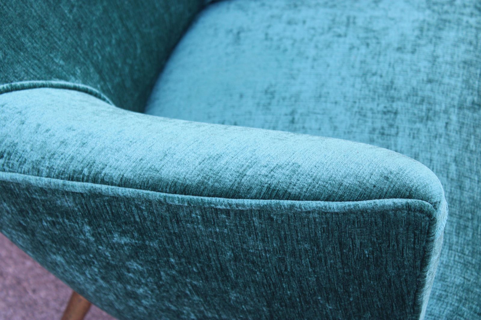 photo furniture Sofa Set Italian Mid Centruy Armchairs Brass Feet Spiked Velvet Green