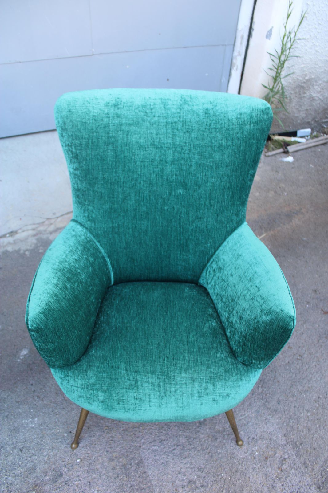 photo vintage Sofa Set Italian Mid Centruy Armchairs Brass Feet Spiked Velvet Green