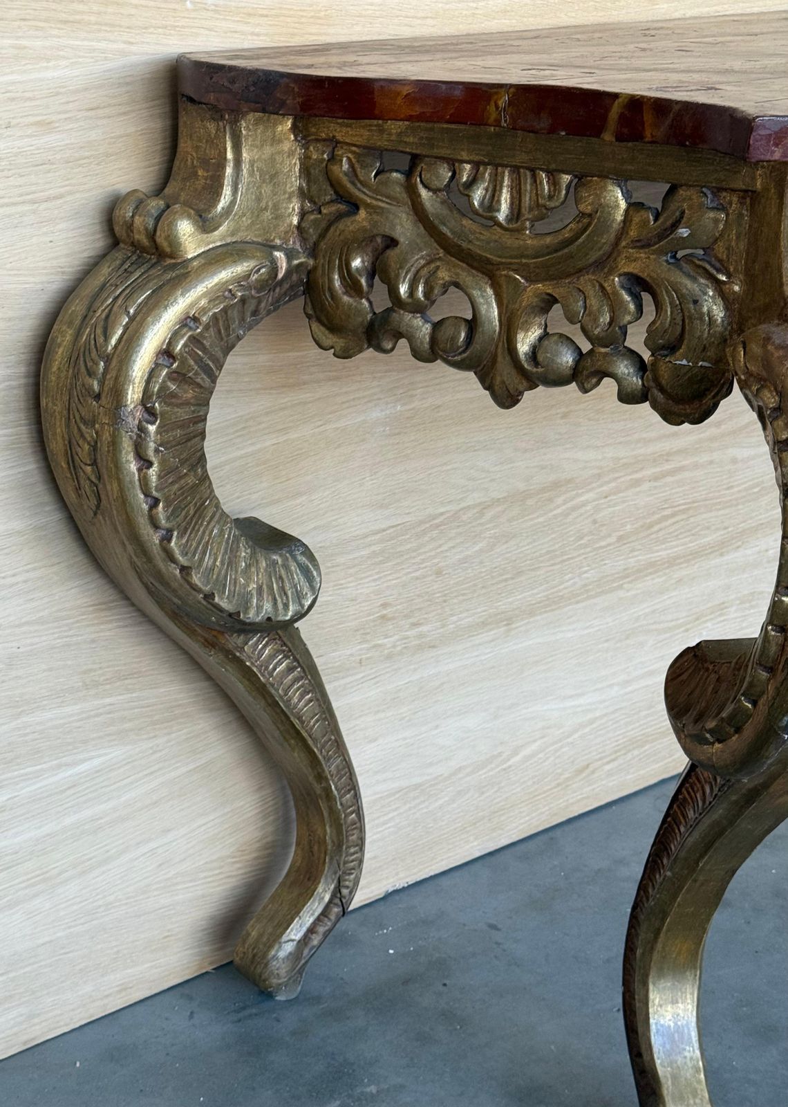 Console italienne faux marbre dorée à décor d'acanthe et de baies, vers 1820 photo buy