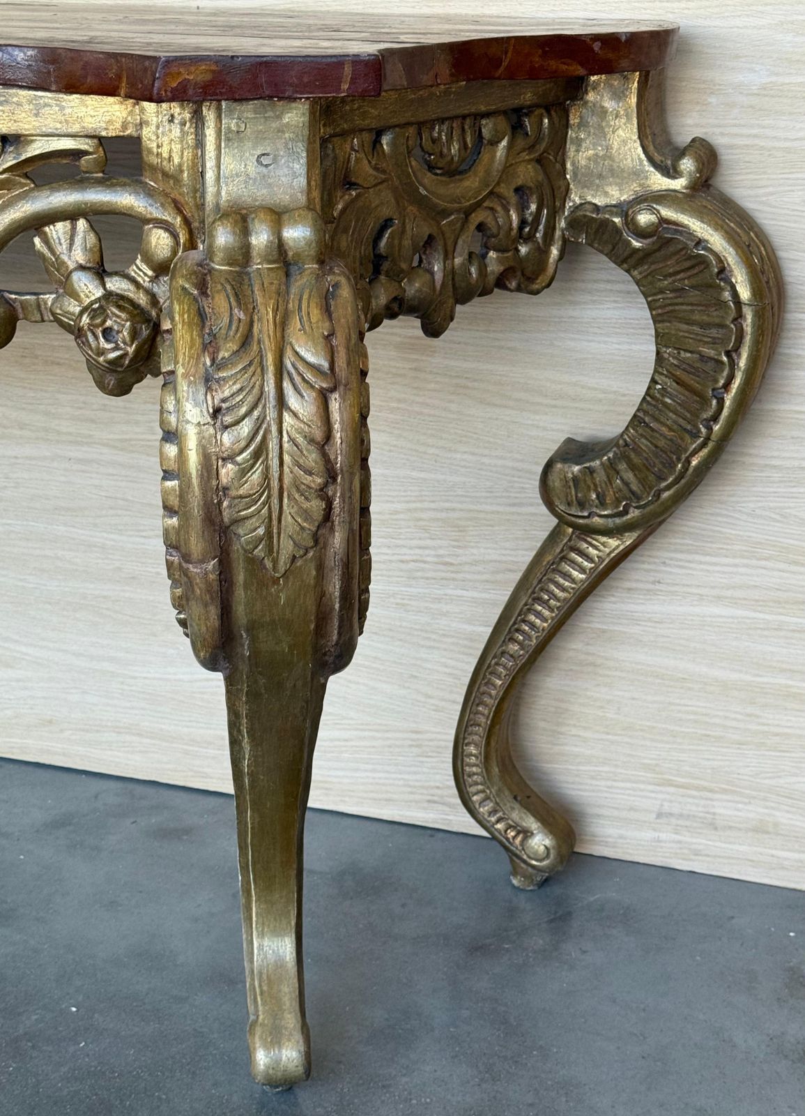 photo vinterior Console italienne faux marbre dorée à décor d'acanthe et de baies, vers 1820