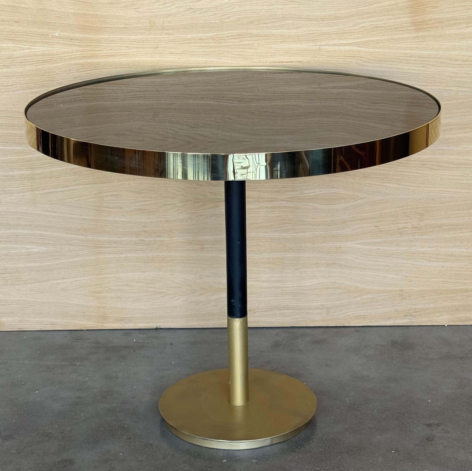 Table à manger ronde Hollywood Regency en laiton cantilever, plateau en verre noir, années 1970 photo for sale