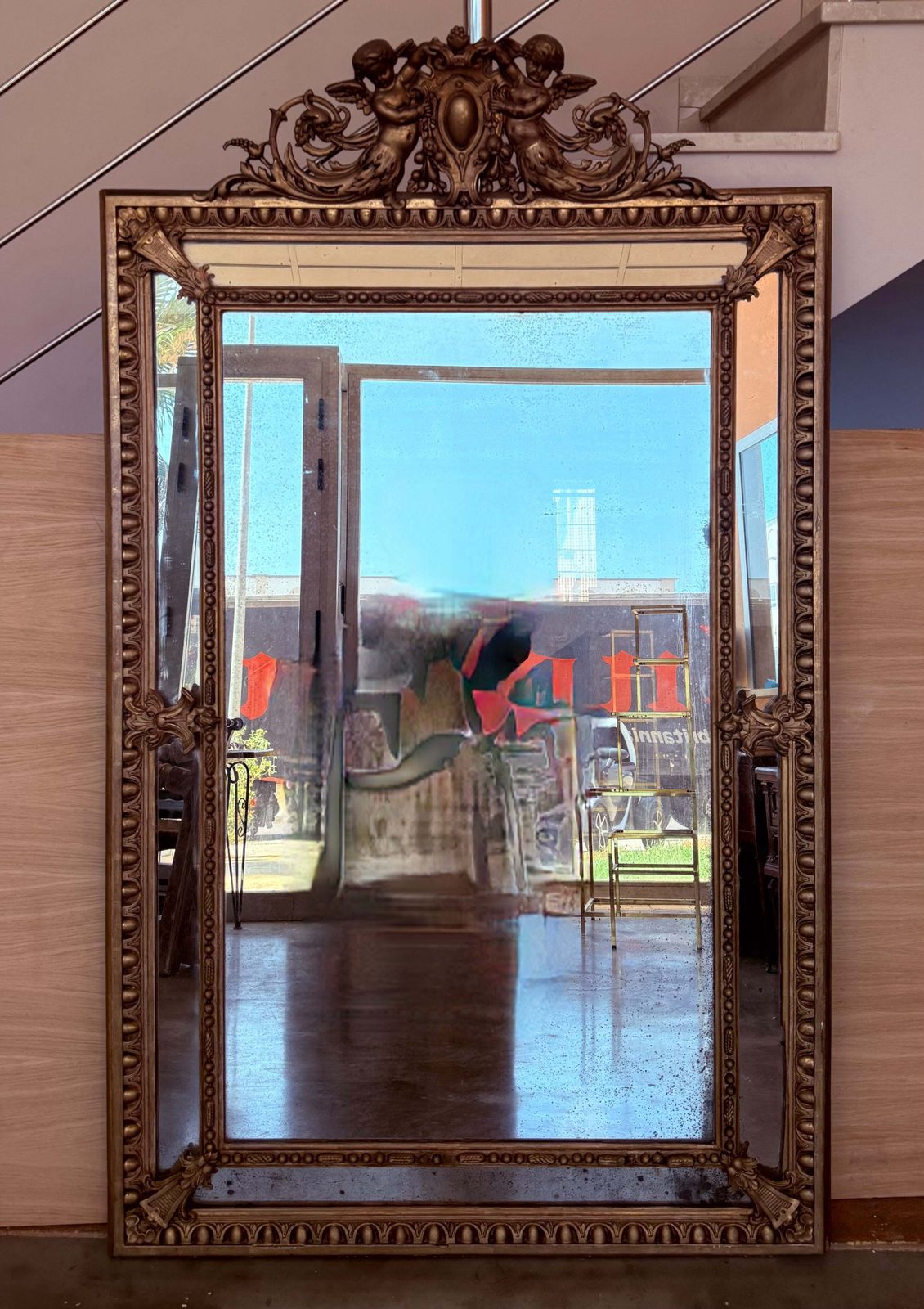 Grand miroir vertical doré à fronton chérubin, France, XIXe siècle photo furniture