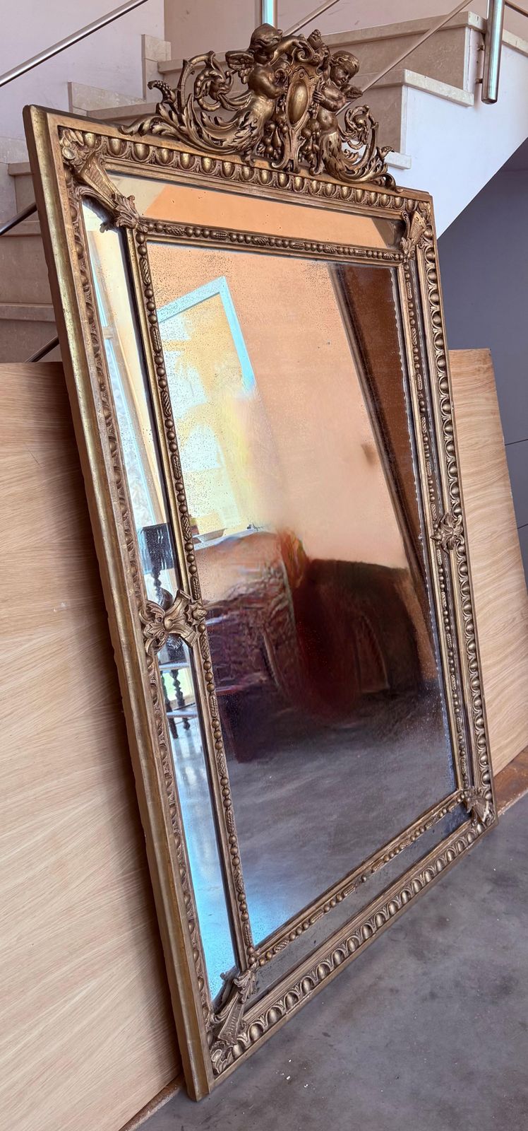 Grand miroir vertical doré à fronton chérubin, France, XIXe siècle photo for sale