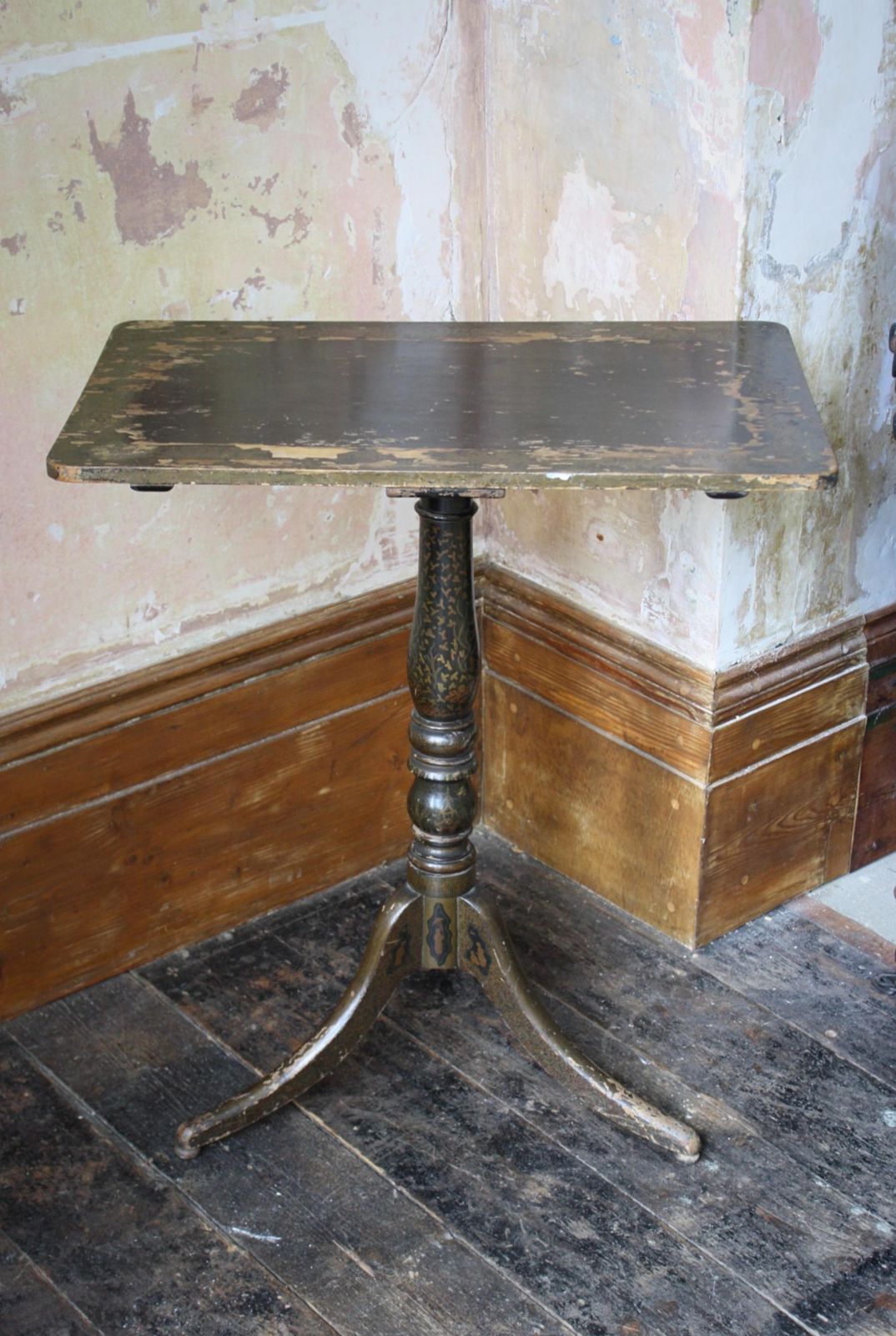 1840 19th Century Black Lacquered Chinoiserie Tripod Wine Side Table photo 655.0