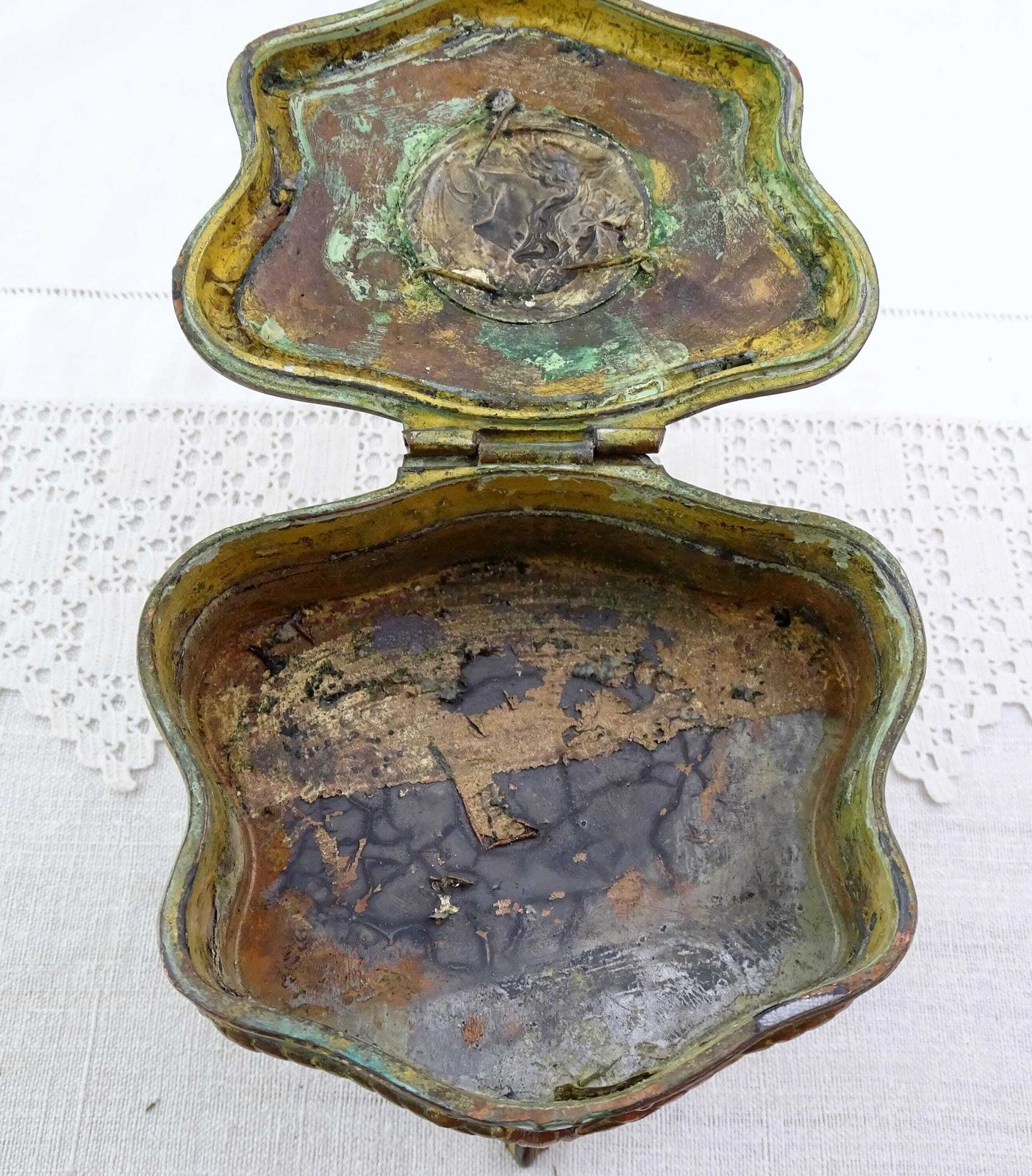Antiek Frans Verguld Bronzen Sieradenkistje Op Vier Poten, Rococo Stijl, Ca. Midden 19e Eeuw photo vintage