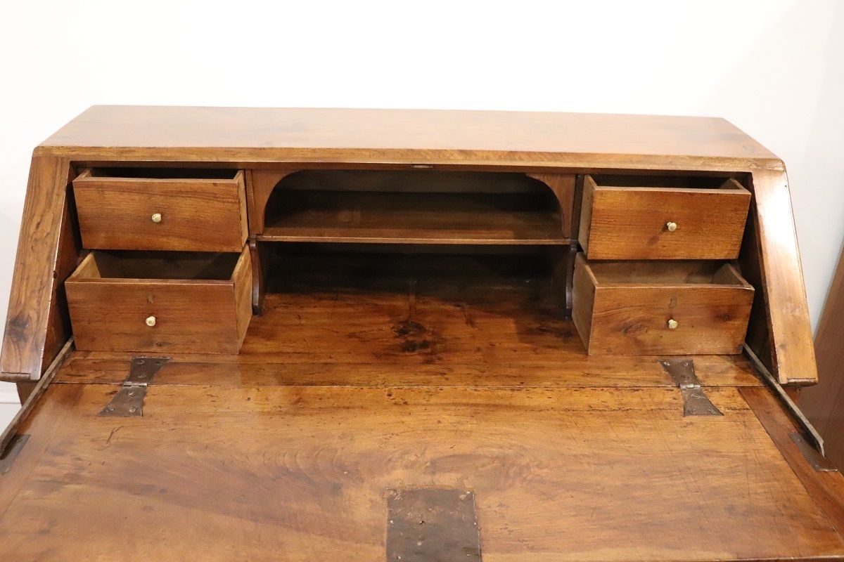 6034.0 Antique Chest Of Drawers In Walnut, 1700s photo