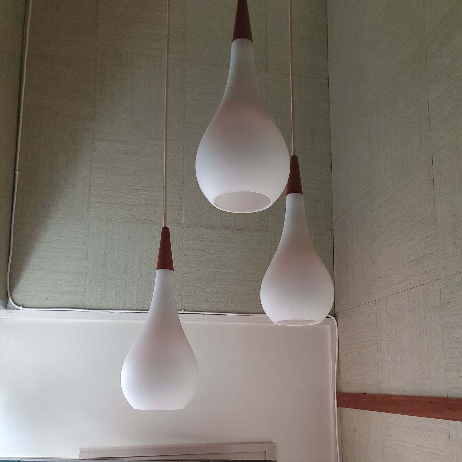 Holmegaard   Michael Bang   Triangle Raindrop Hanglamp / Pendant   Opaal Wit / Opal White   Teak   Midcentury Design Cluster Pendant Light photo Lighting