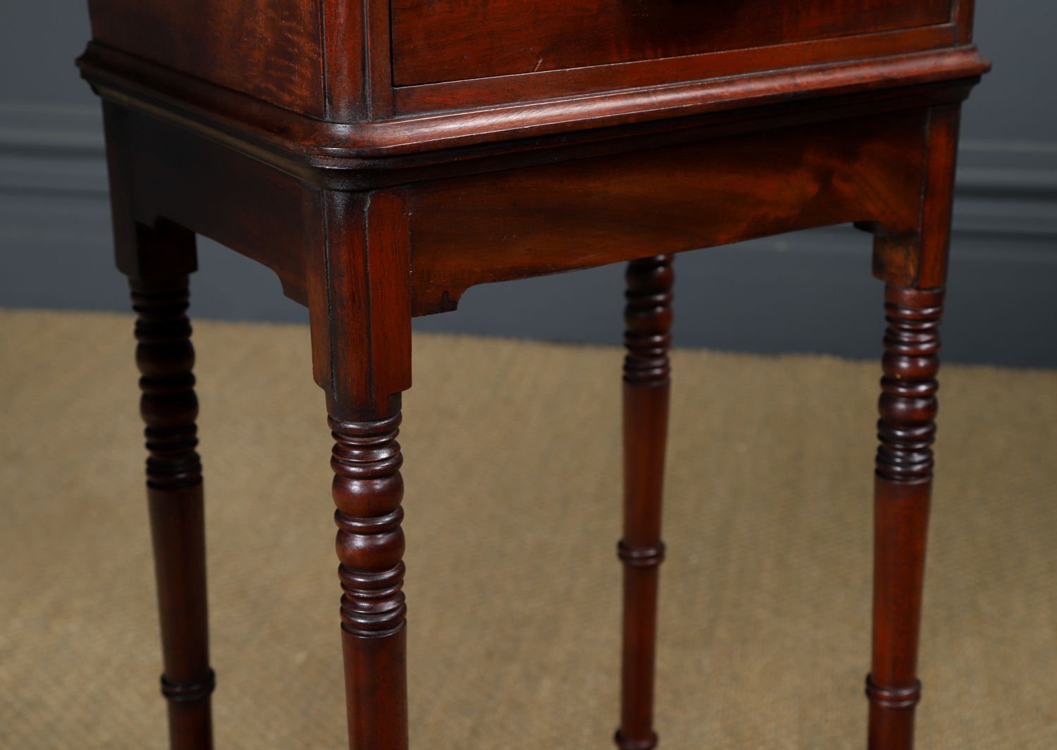 photo vinterior Small English Victorian Pair Of Mahogany Bedsides Tables / Nightstands / Chests / Cabinets (Circa 1840)