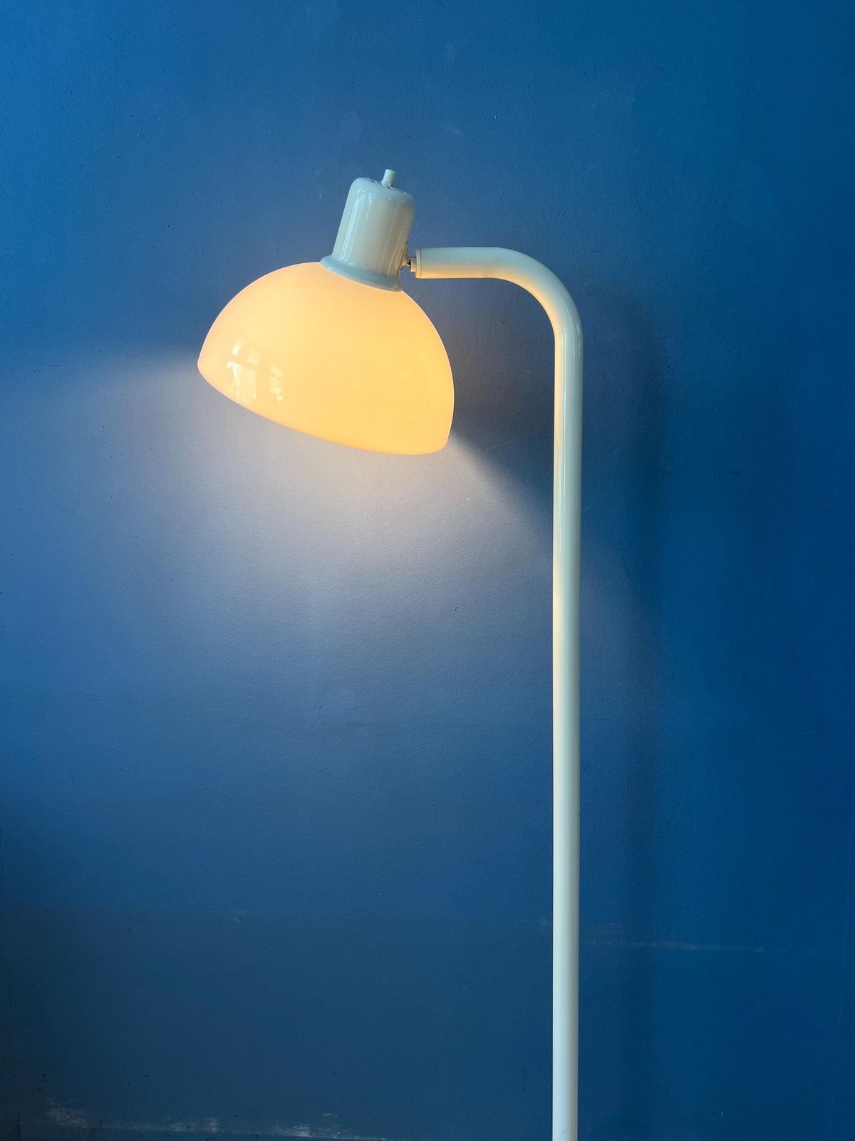 Witte Metalen Vintage Vloerlamp Met Acryl Kap photo for sale