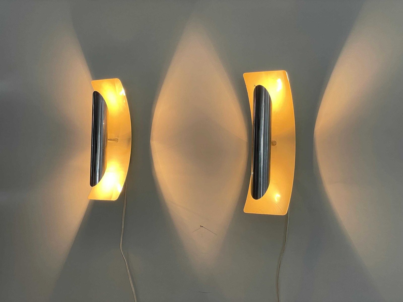 Enamaled Metal And Chrome Head Pair Of Wall Lamps By Reggiani, 1960s, Italy photo vintage