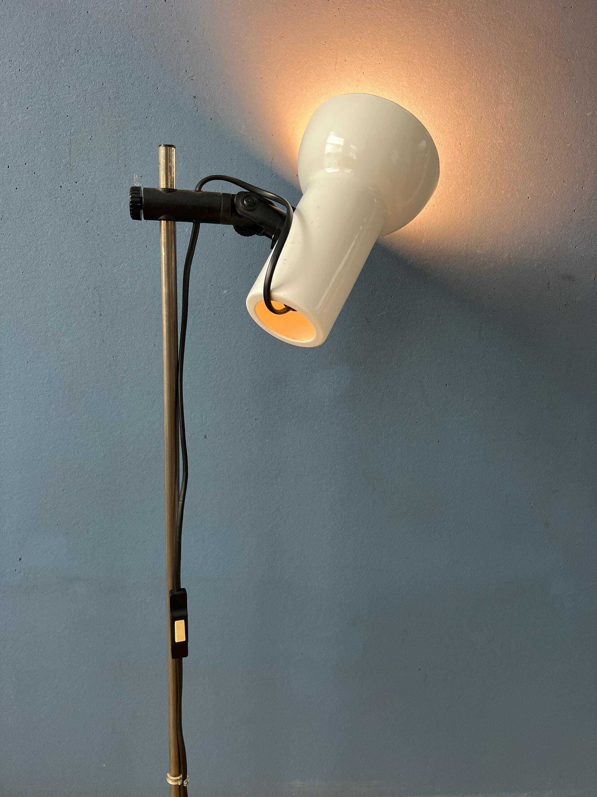 Kleine Witte Mid Century Vloerlamp photo for sale
