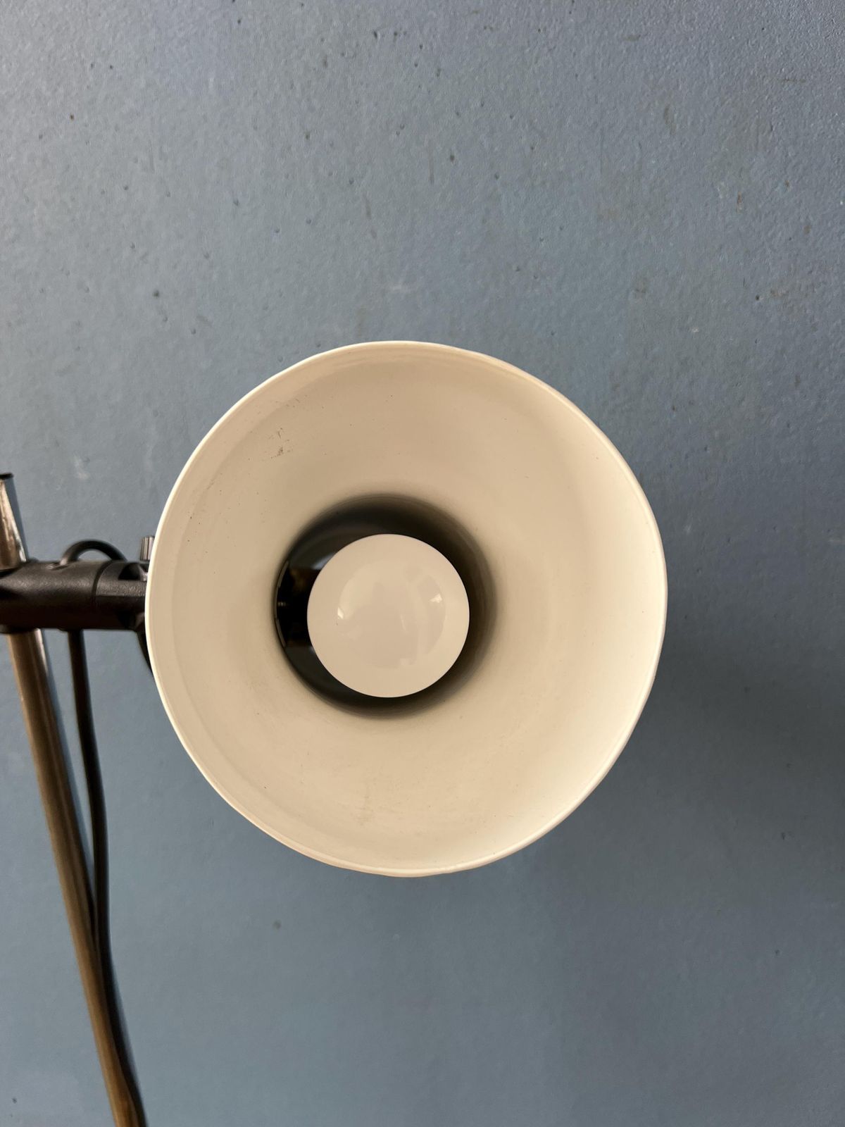 photo furniture Kleine Witte Mid Century Vloerlamp