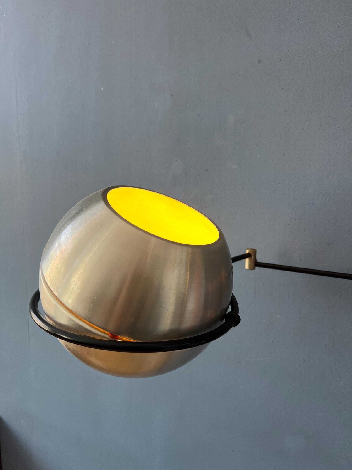 Vintage Mid Century Zilveren Globe Wandlamp Met Zwenkarm photo Verlichting
