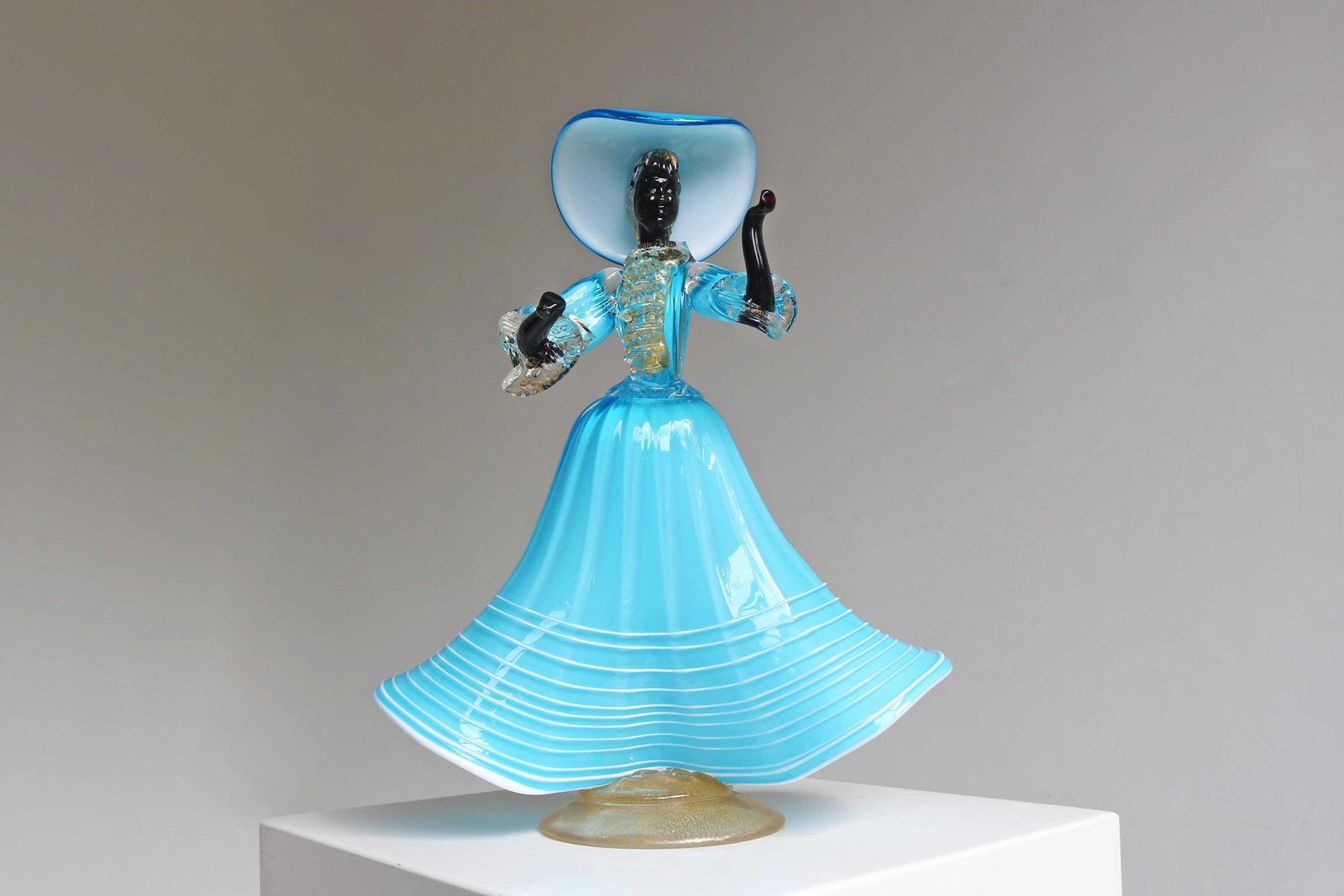Murano Glazen Damefiguur – Blauw Goud Avonturien – Handgeblazen Italiaans Glas – 1955 20e Eeuw Toegeschreven Aan Franco Toffolo