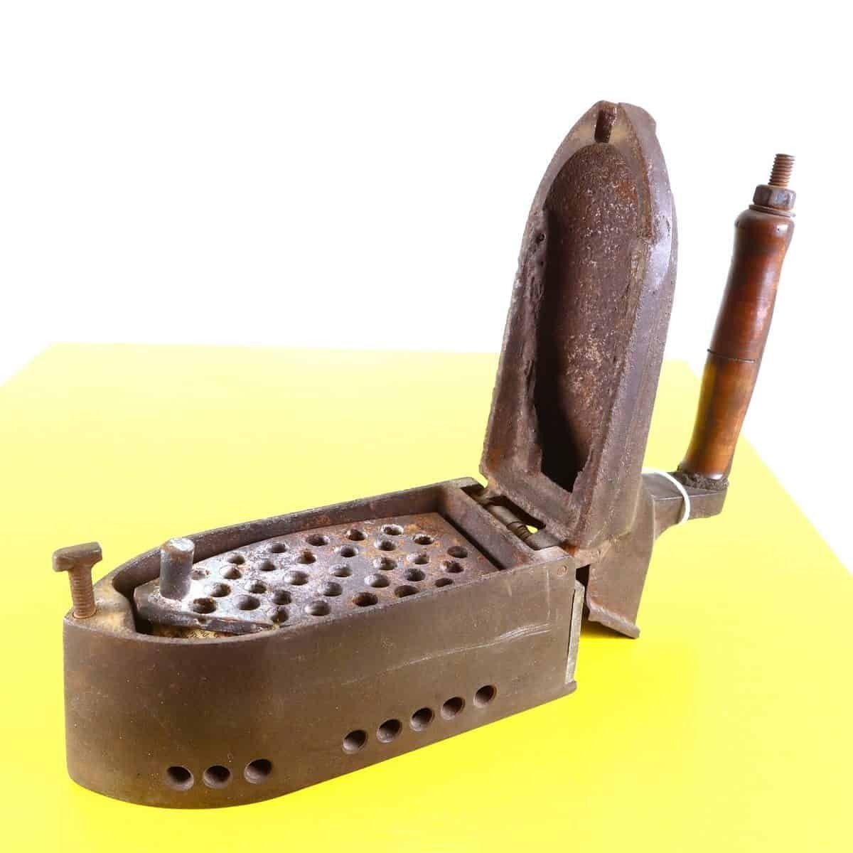 photo furniture Vintage Metal Iron By La Sartotecnica With Wooden Handle