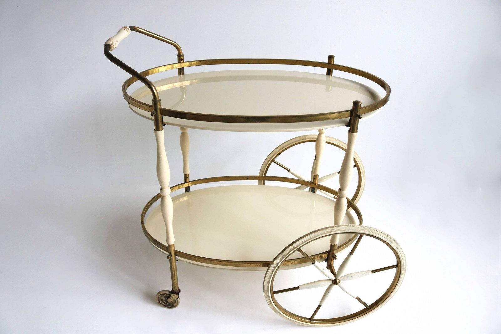 Hollywood Regency Shabby Chic Crème Lak Goud Ovaal Mid Century Trouwfeest Barkar Neoklassiek Serveertafel Trolley Messing Glas Thee Jaren 1960