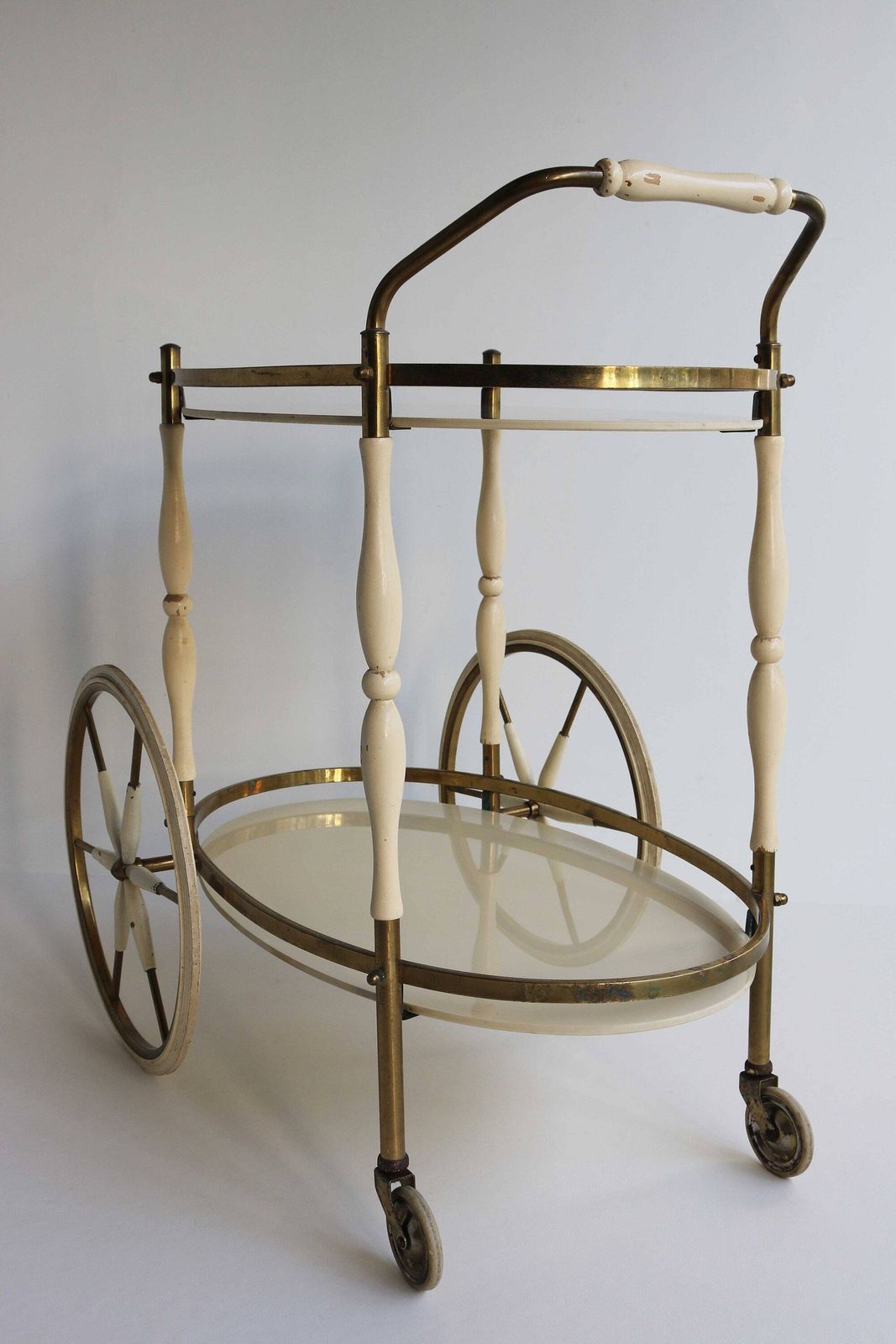 Hollywood Regency Shabby Chic Crème Lak Goud Ovaal Mid Century Trouwfeest Barkar Neoklassiek Serveertafel Trolley Messing Glas Thee Jaren 1960 photo 1146.0