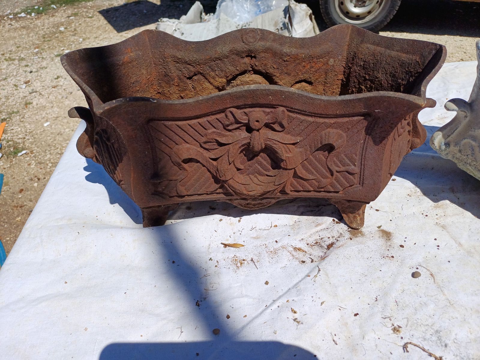 photo furniture Pair Of 1900 Cast Iron Planters From Charleville Mézières In Rocaille Style