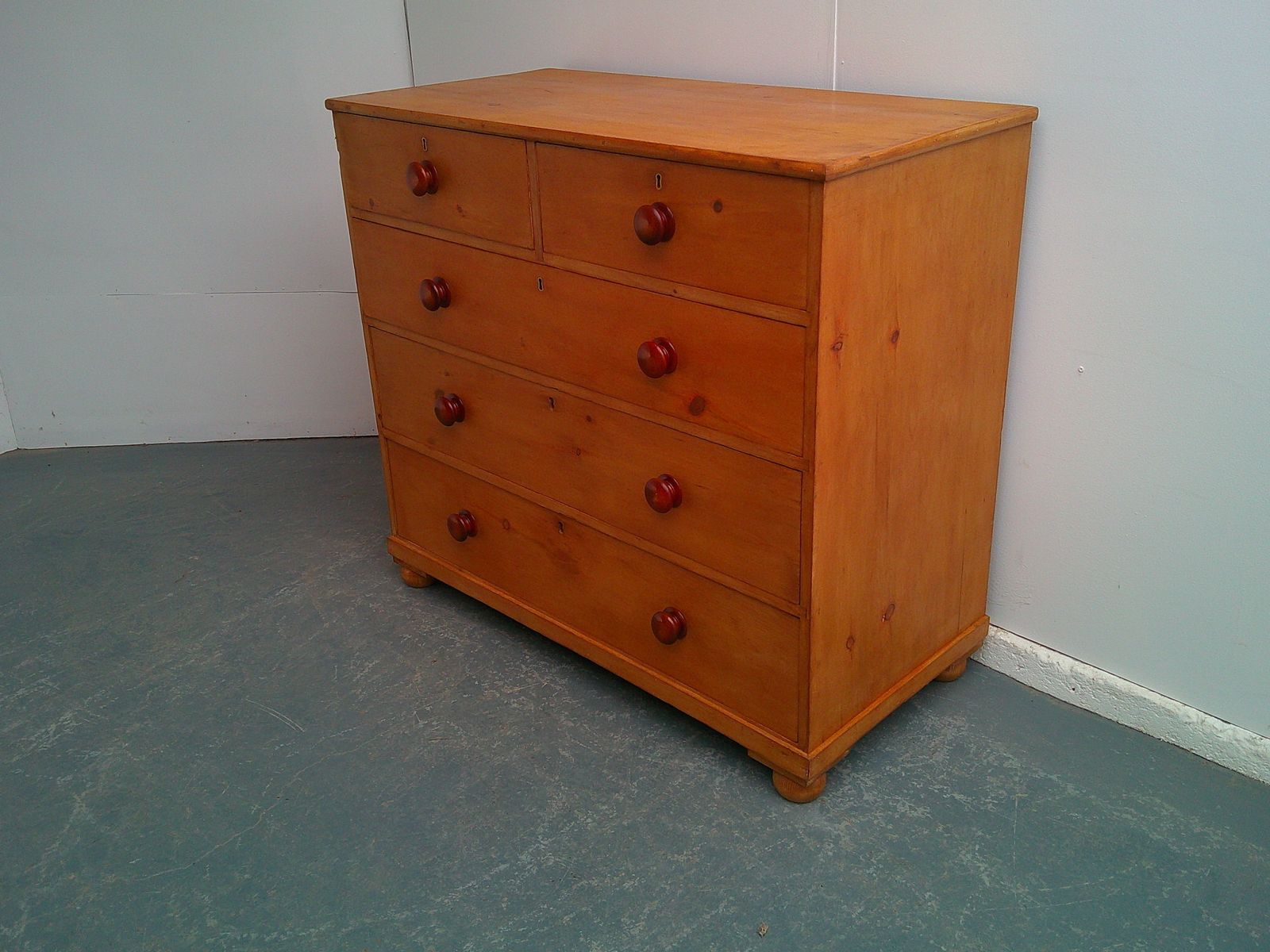 A Lovely Georgian Pine Large Waxed 5 Drawer Chest Of Drawers