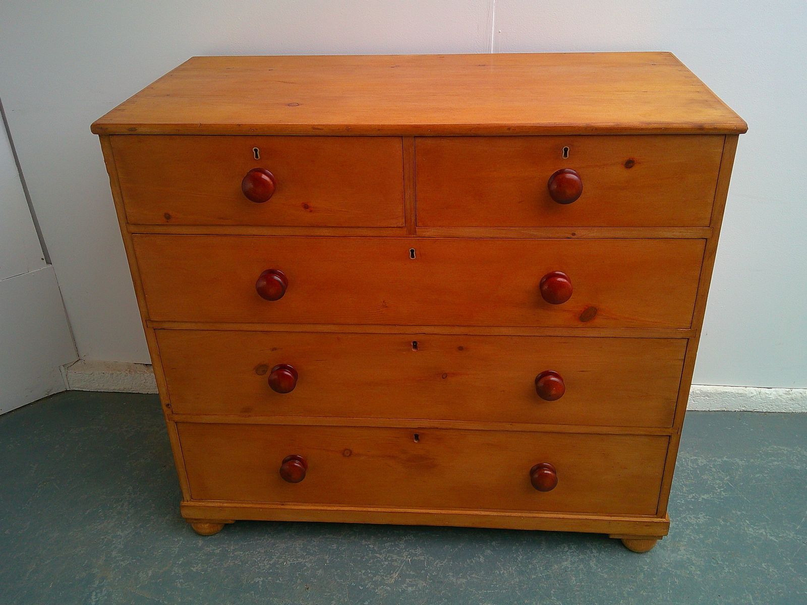 A Lovely Georgian Pine Large Waxed 5 Drawer Chest Of Drawers photo for sale