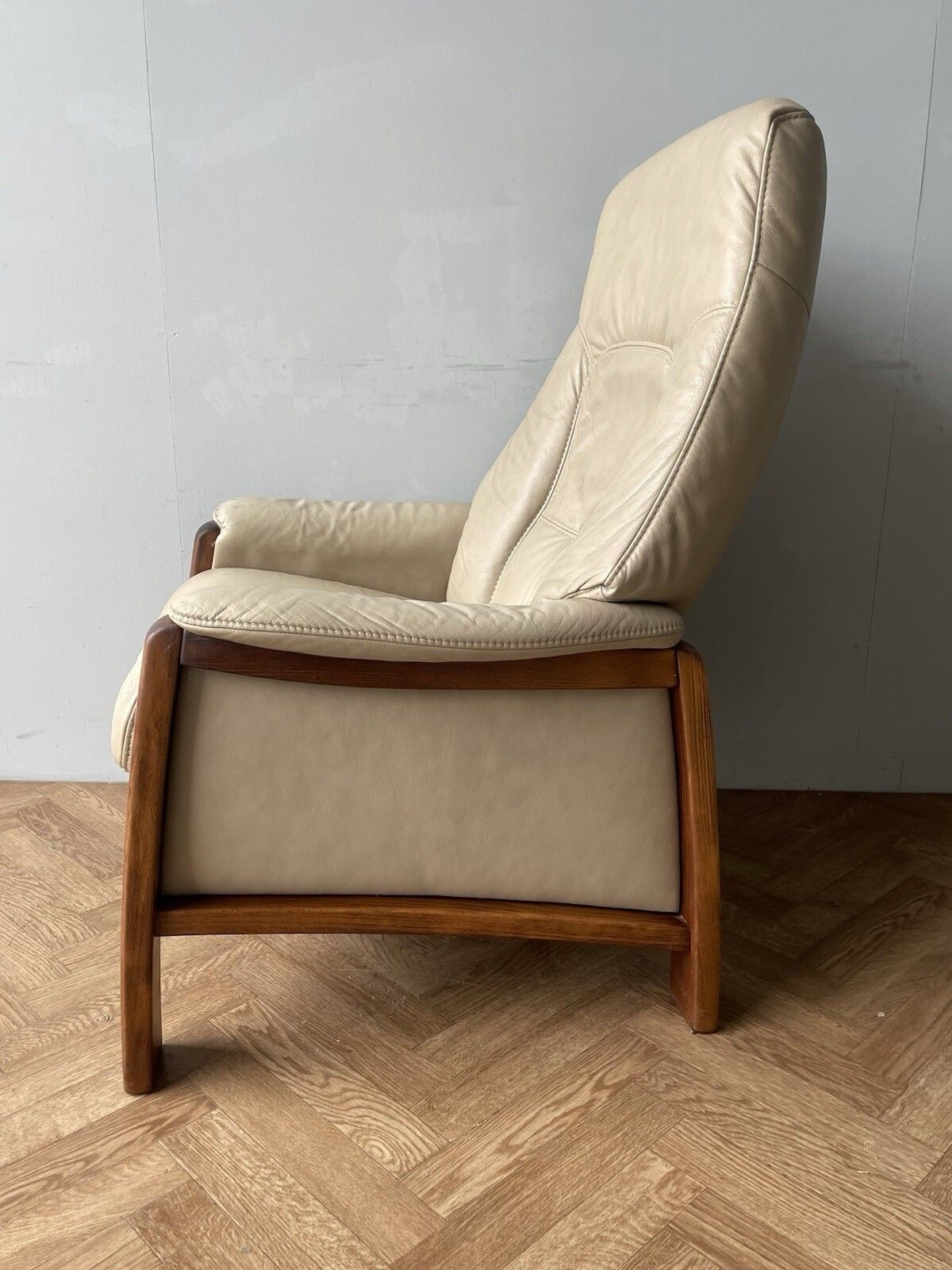 Himolla Themse Reclining Leather & Wooden Armchair With Footstool photo 350.0