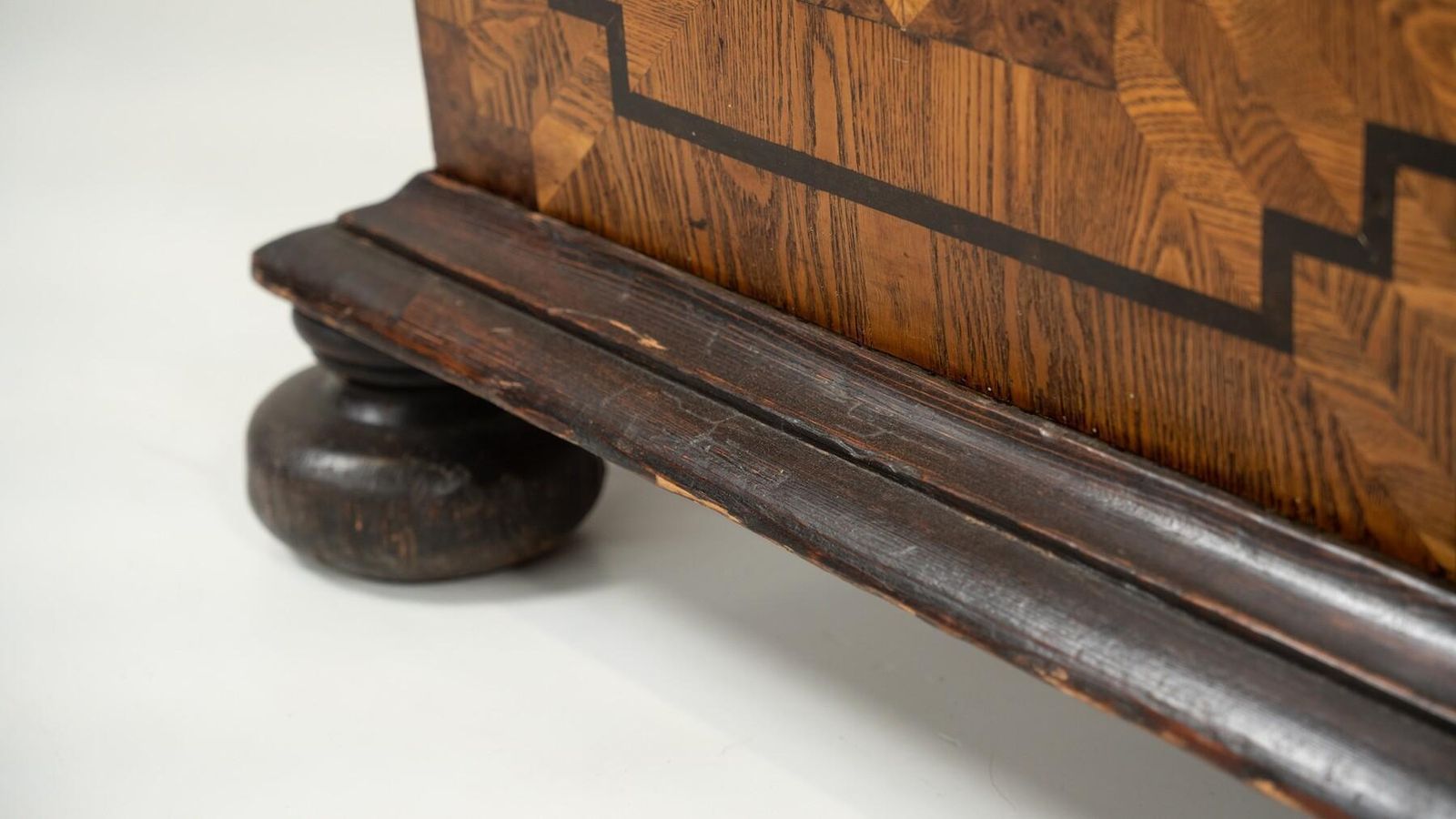Late 18th Century Chest, Veneered With Walnut And Austrian Ash photo vinterior