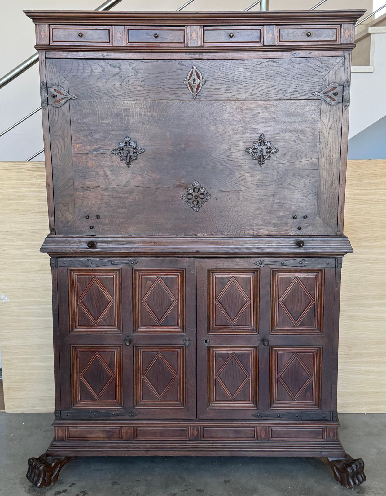 Cabinet espagnol sur piédestal ou bargueño en noyer massif, XIXe siècle, bureau photo furniture