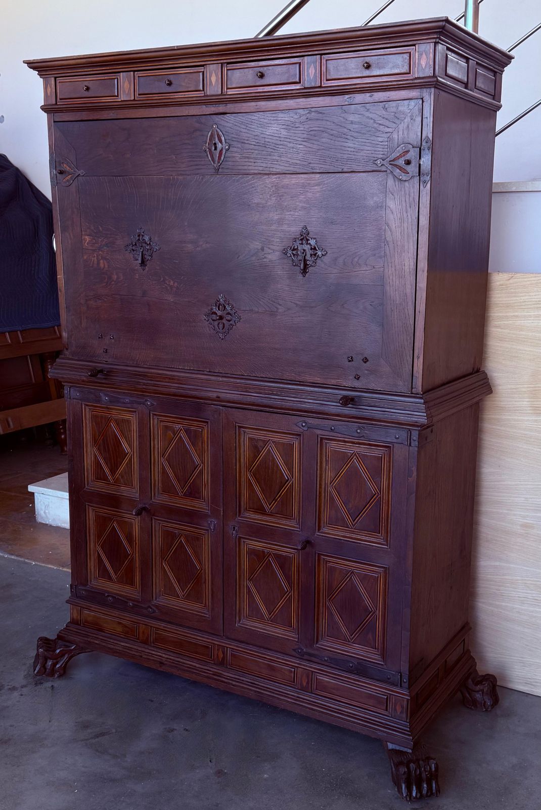Cabinet espagnol sur piédestal ou bargueño en noyer massif, XIXe siècle, bureau photo Mobilier