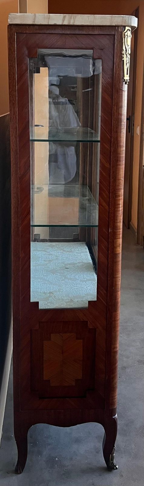 Mobilier Vitrine de style Louis XVI en noyer avec marqueterie géométrique photo