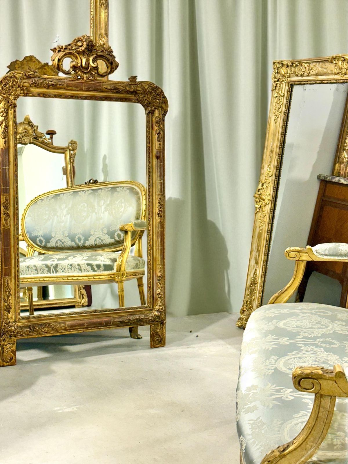 photo vintage 19th Century Louis XVI Giltwood Console Mirror With Carved Details