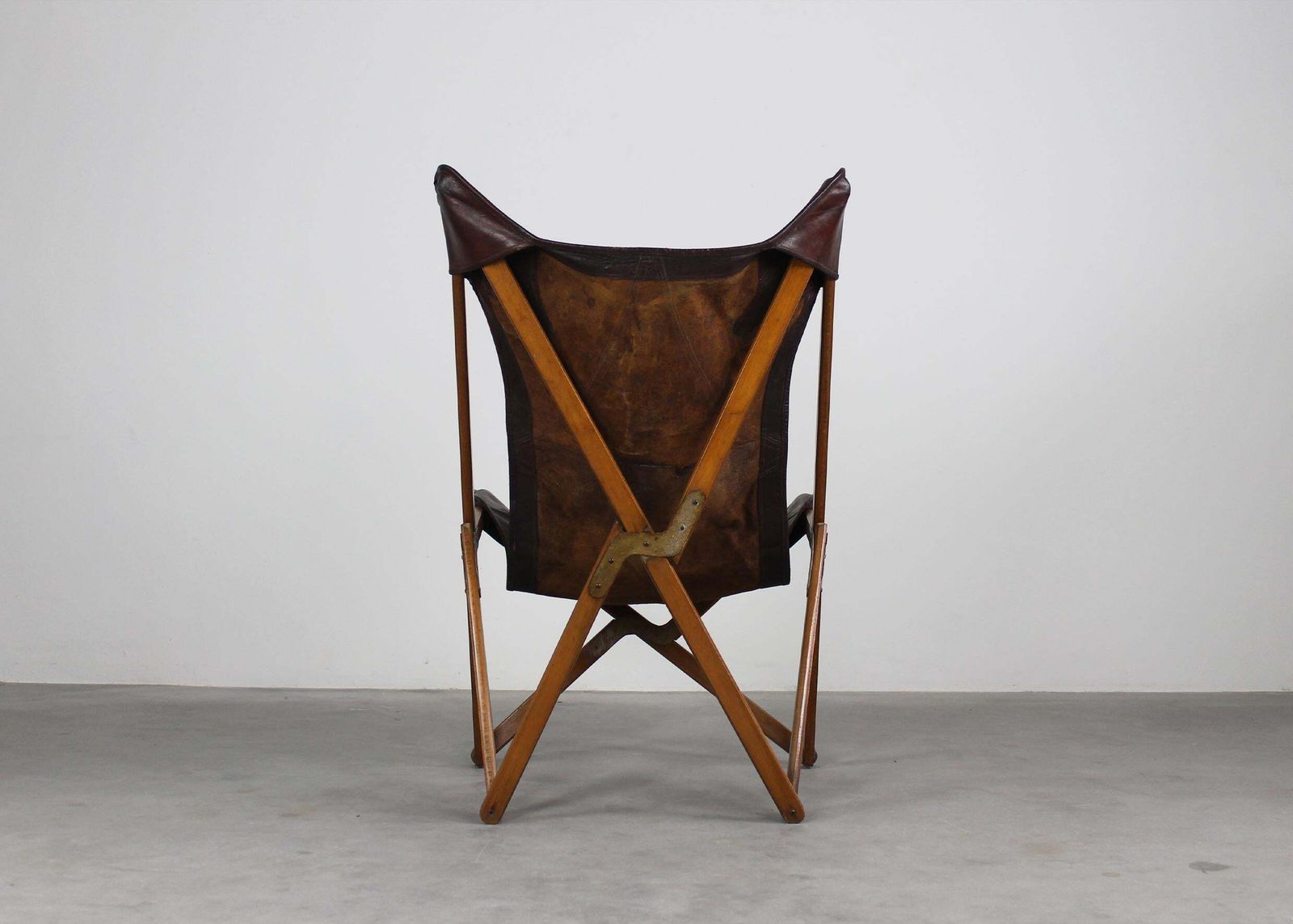 photo furniture Tripolina Folding Chair In Wood And Leather By Paolo Vigano 1930s