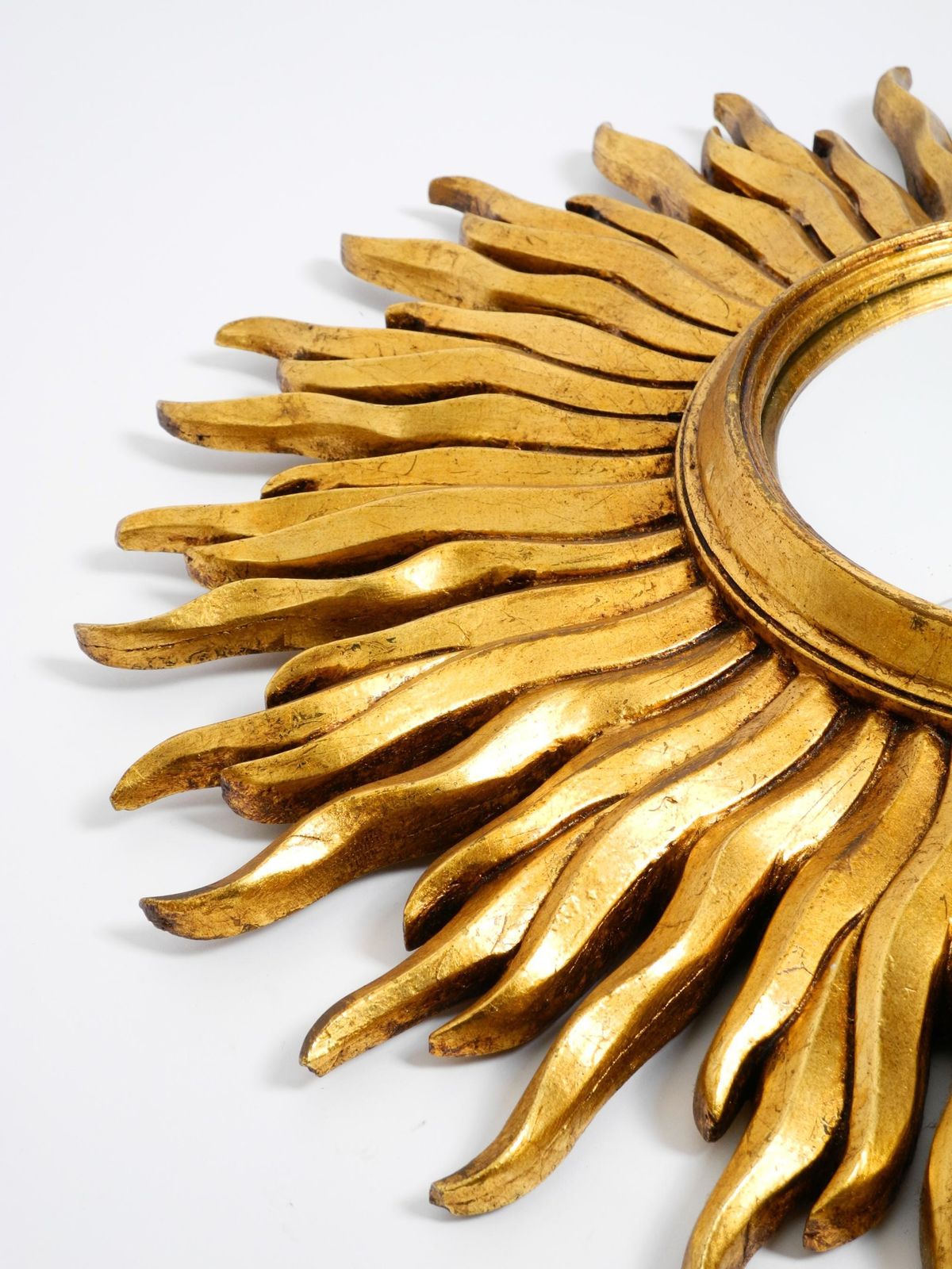 1039.0 Grote Mid Century Sunburst Kovex Wandspiegel Van Hout En Resin, Verguld photo