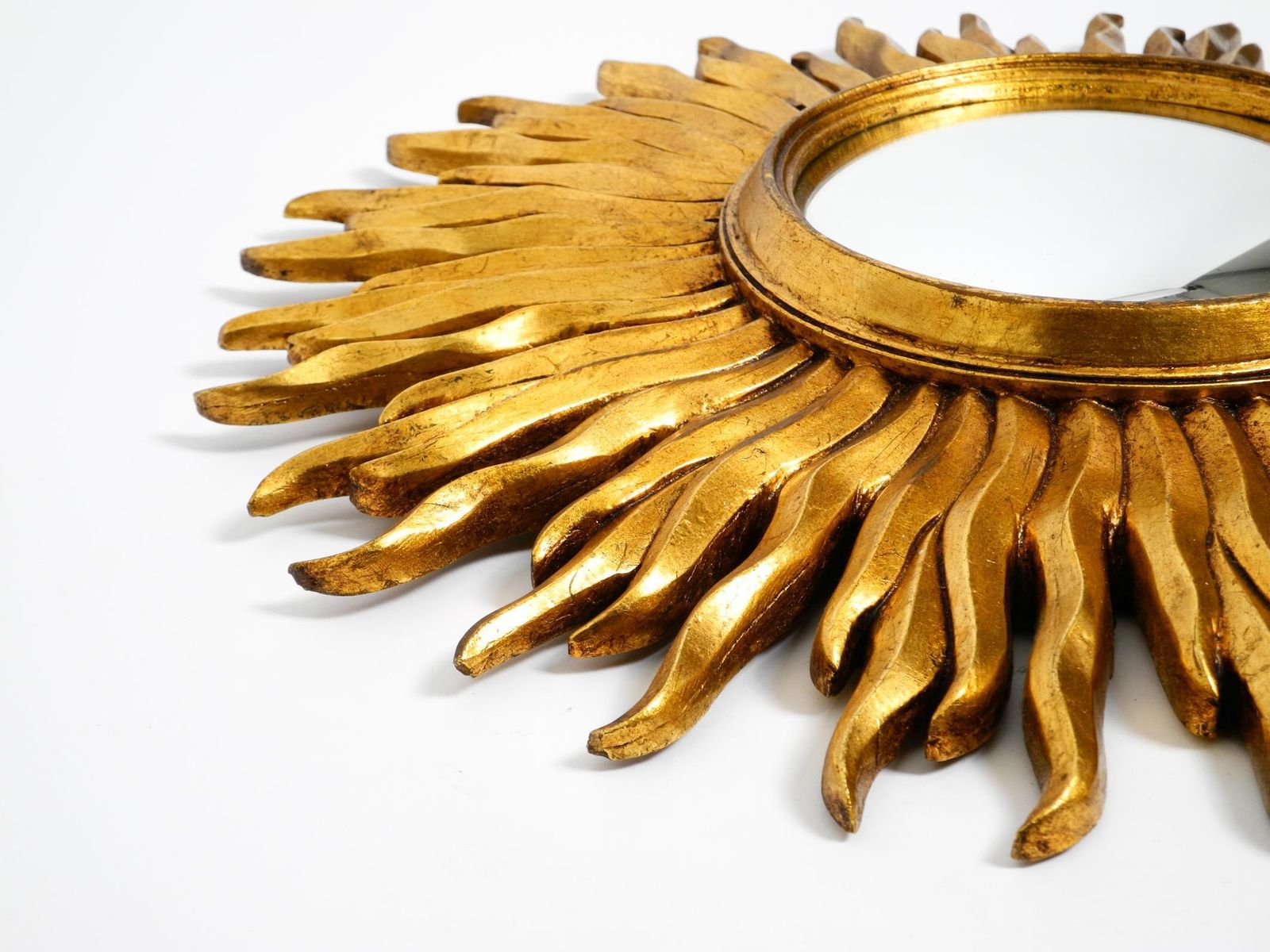 photo vintage Grote Mid Century Sunburst Kovex Wandspiegel Van Hout En Resin, Verguld