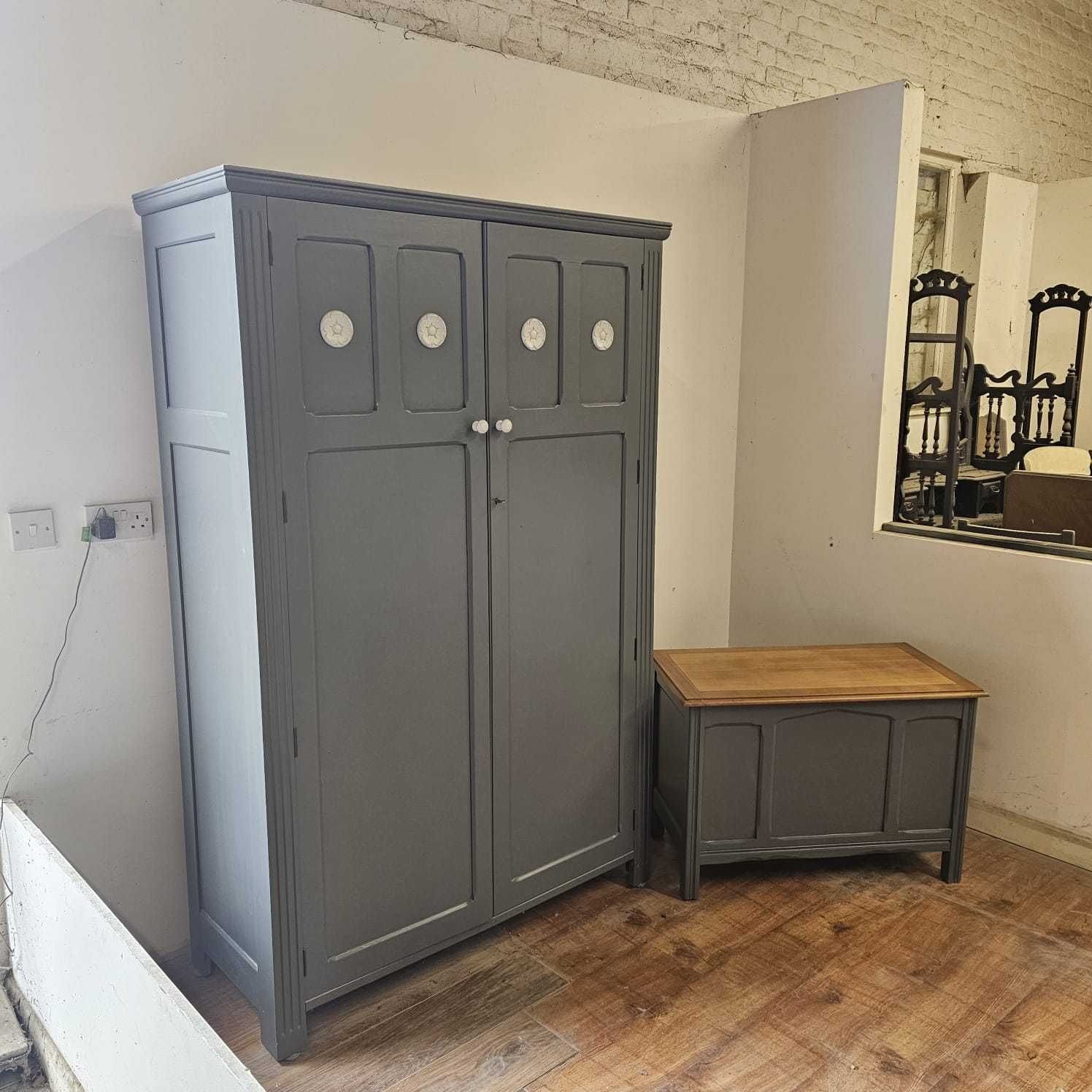 Vintage Wardrobe – Mid Grey With Timeless Simplicity