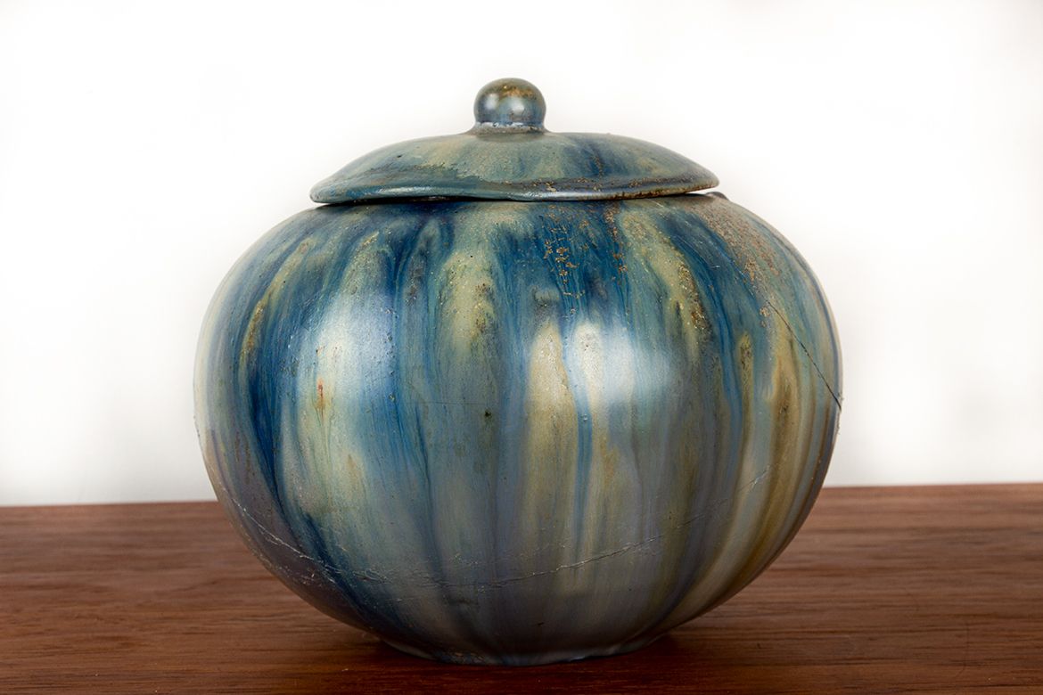 Pot en grès émaillé bleu, Art déco, par Roger Guérin, années 1930.