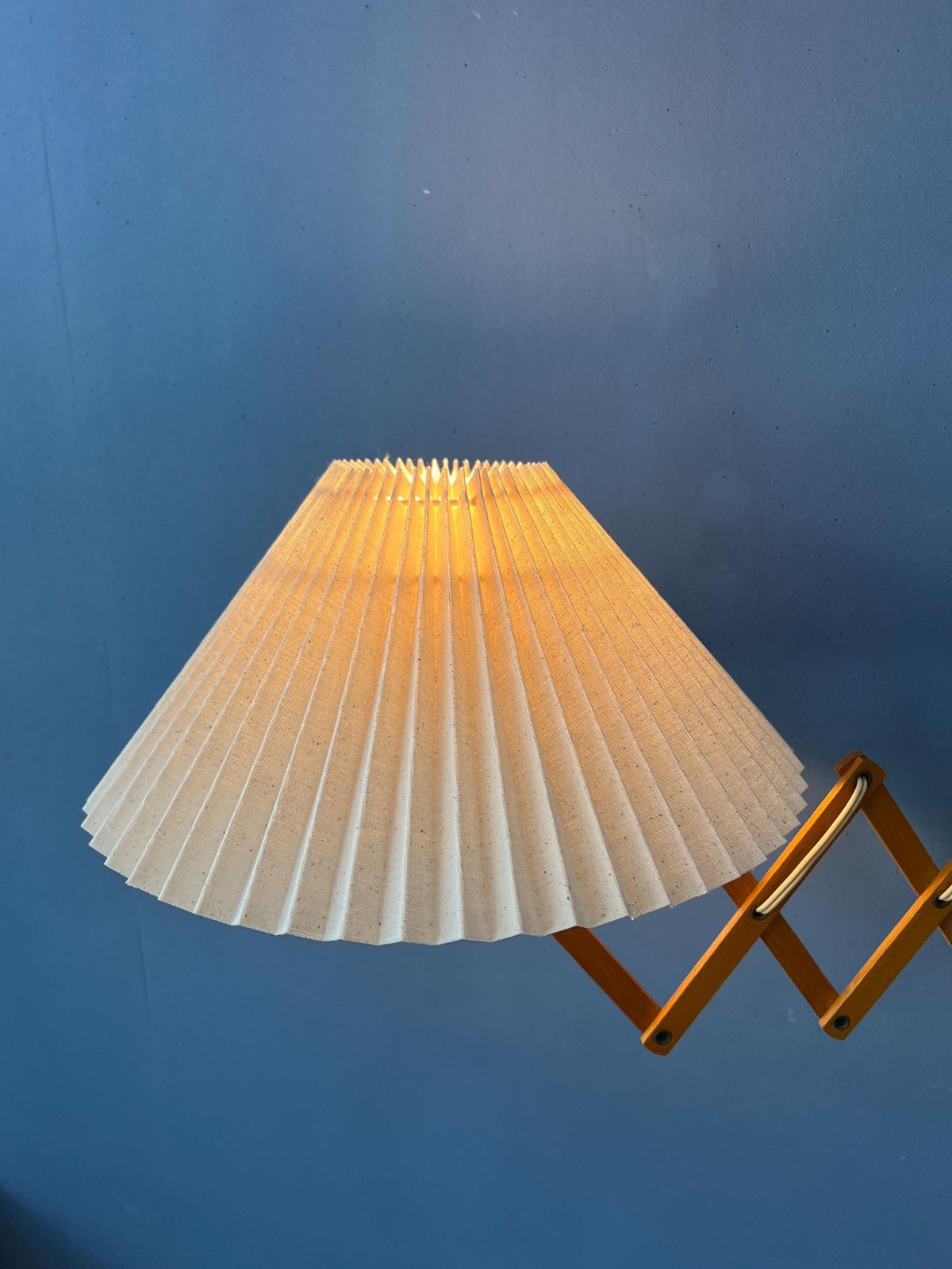 Vintage Houten Schaarlamp Met Geplooide Kap photo Verlichting