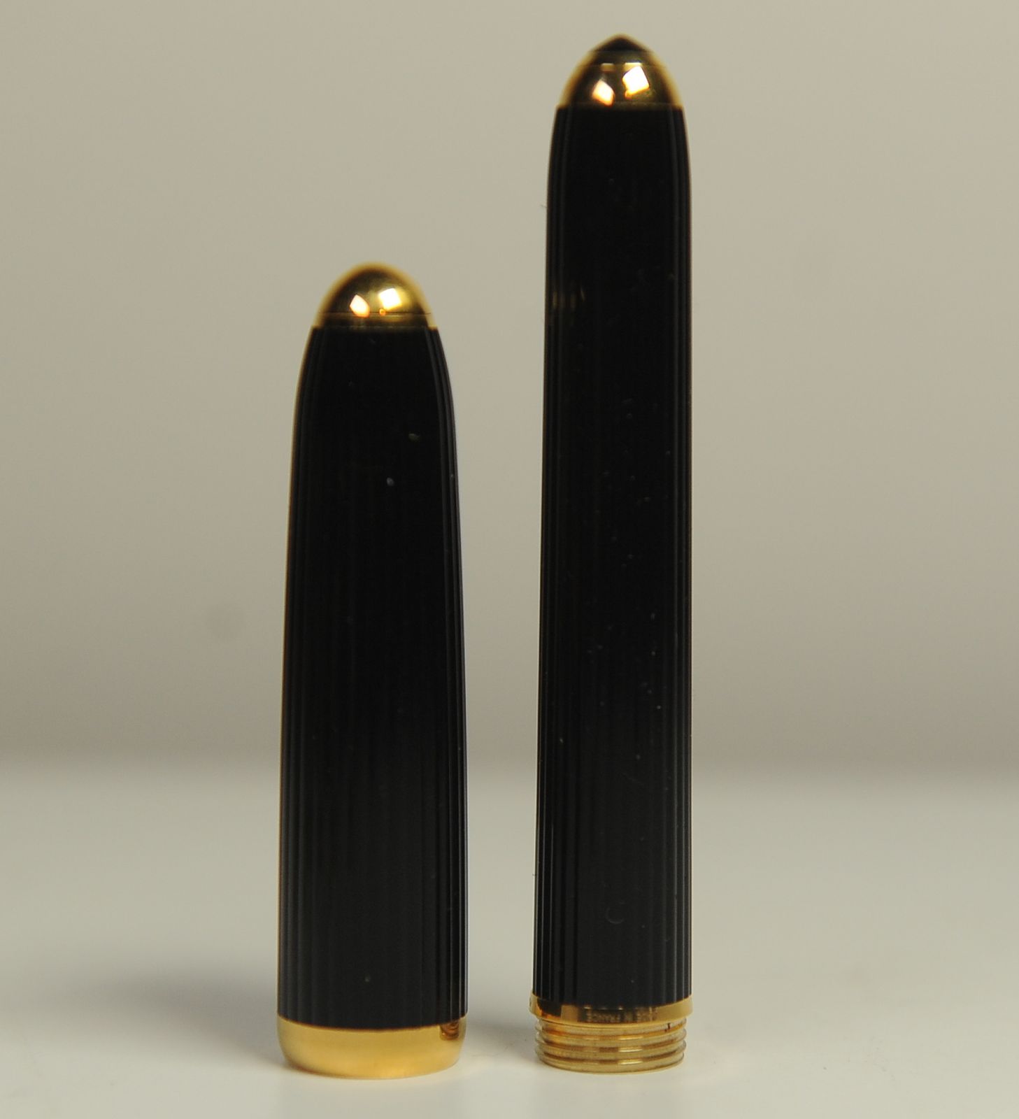 Cartier 18ct Gold Nib Louis Black Godron Ribbed Fountain Pen With Cartier Box, Finished With An Onyx Cabochon photo vintage