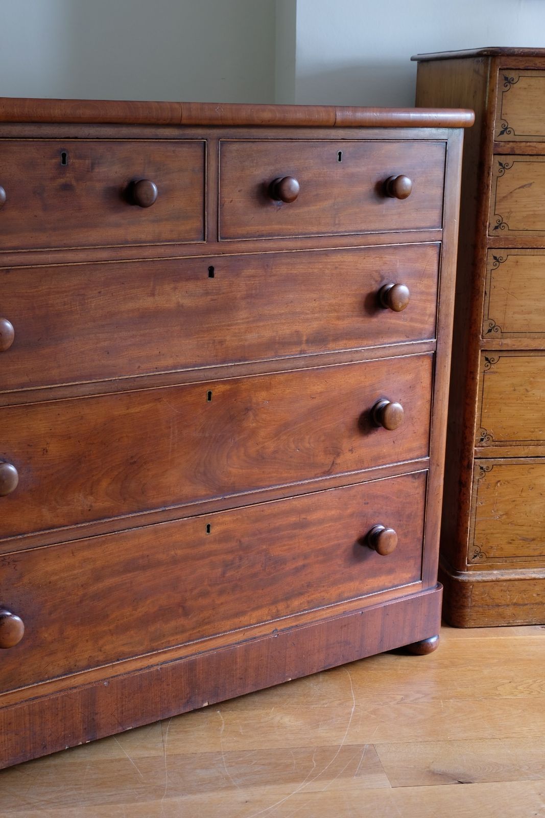 photo furniture Antique Mahogany Chest Of Drawers – 2 Small Over 3 Large