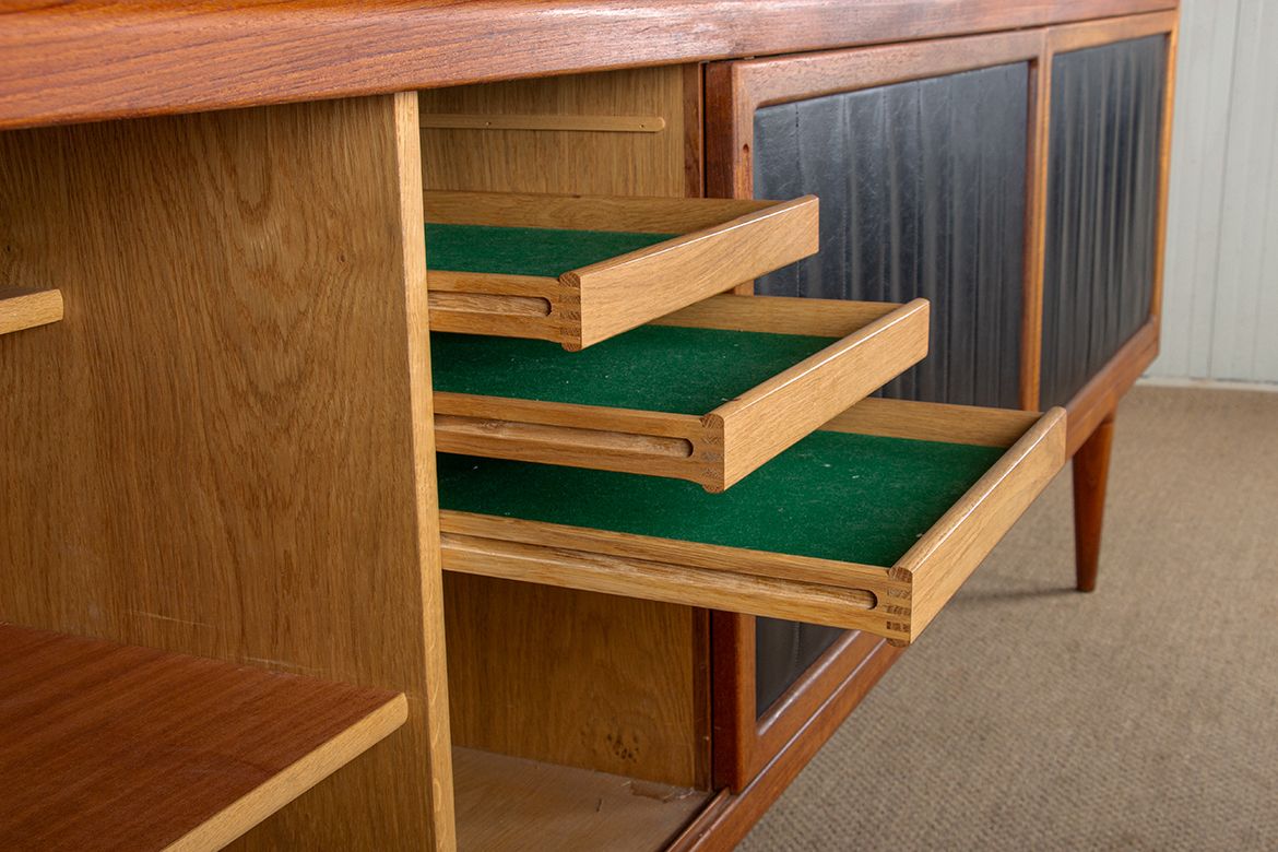 Enfilade danoise extra-longue en teck, chêne et similicuir, 280 cm, par Arne Hovmand Olsen, 1960. photo vintage