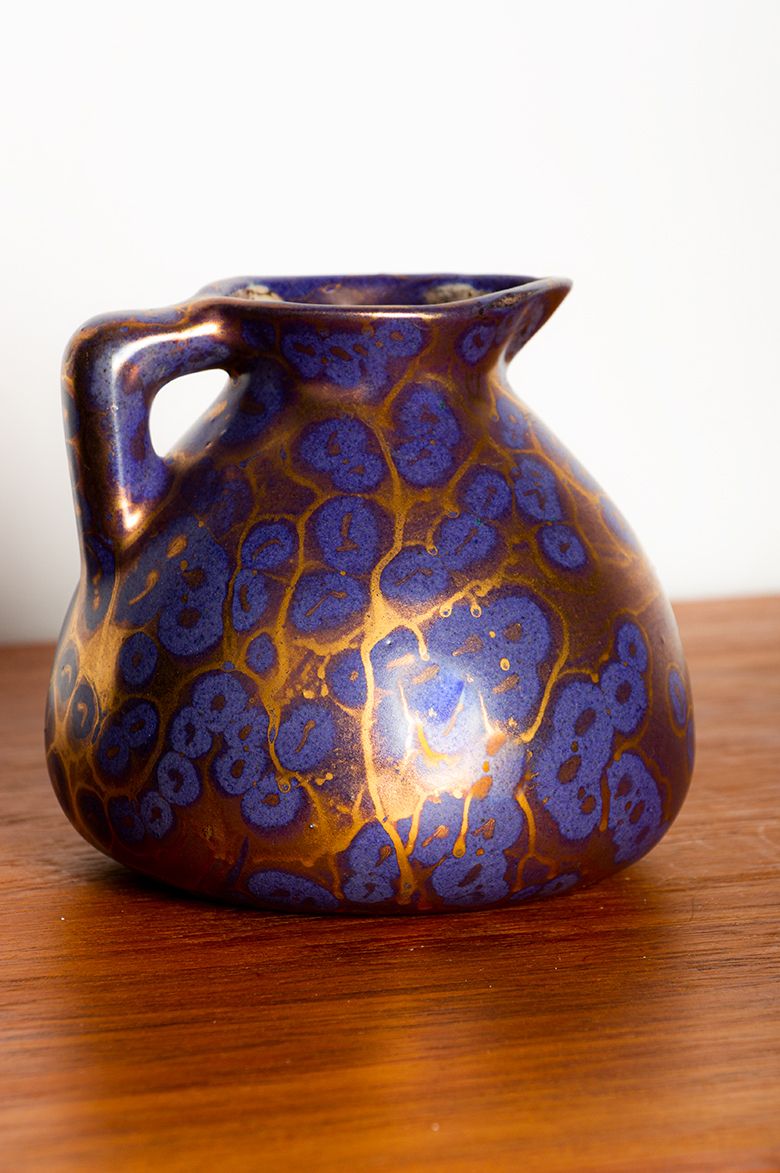 Pichet Art Nouveau en céramique émaillée irisée violette, par Léon Pointu, Grès de Puisaye, 1910. photo Décoration