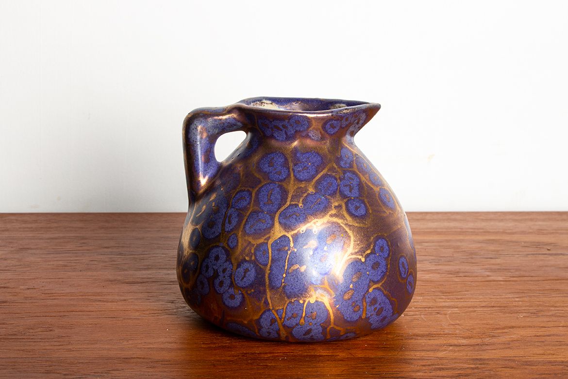 Pichet Art Nouveau en céramique émaillée irisée violette, par Léon Pointu, Grès de Puisaye, 1910.