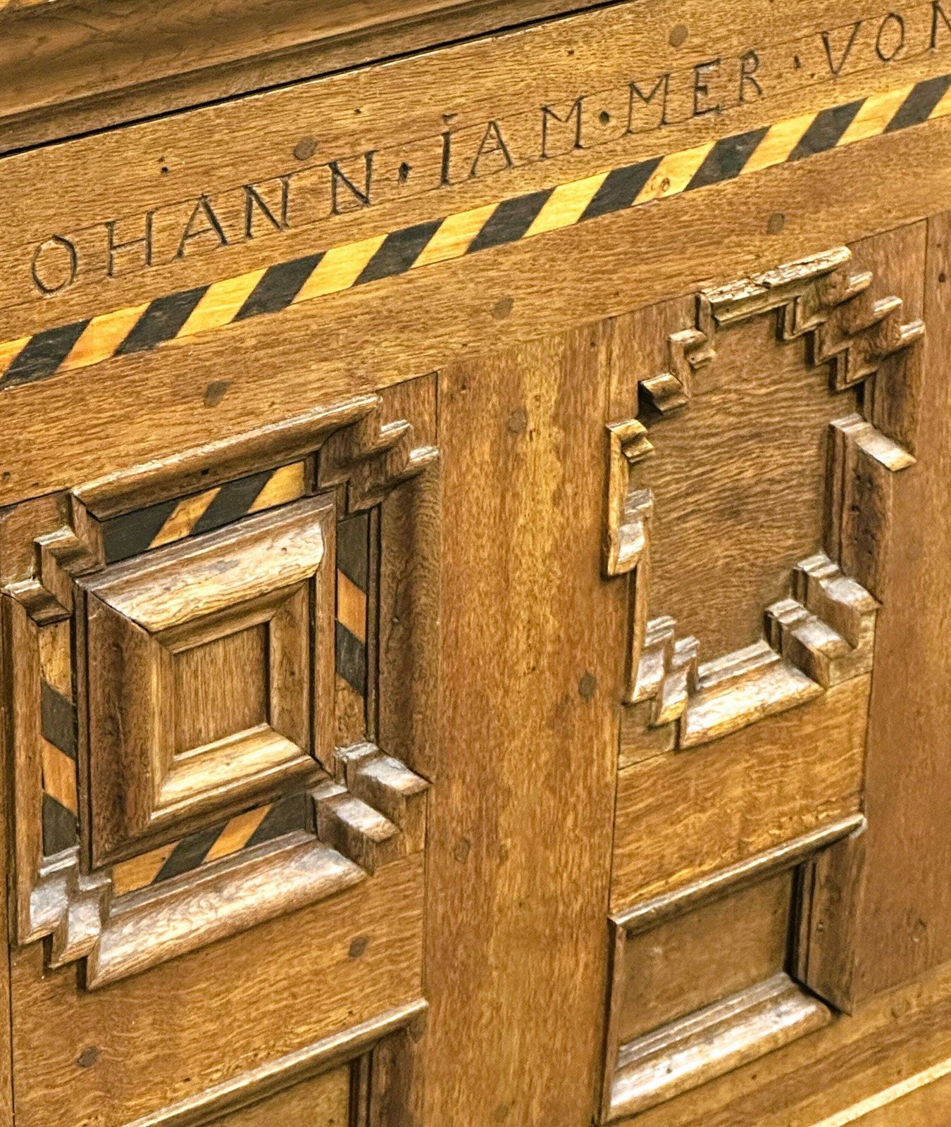 Uitzonderlijke Duitse Barokke Reiskoffer Uit De 18e Eeuw – Gedateerd 1737 – Met Ebbenhout Inlegwerk & Bijbehorende Sleutel photo furniture