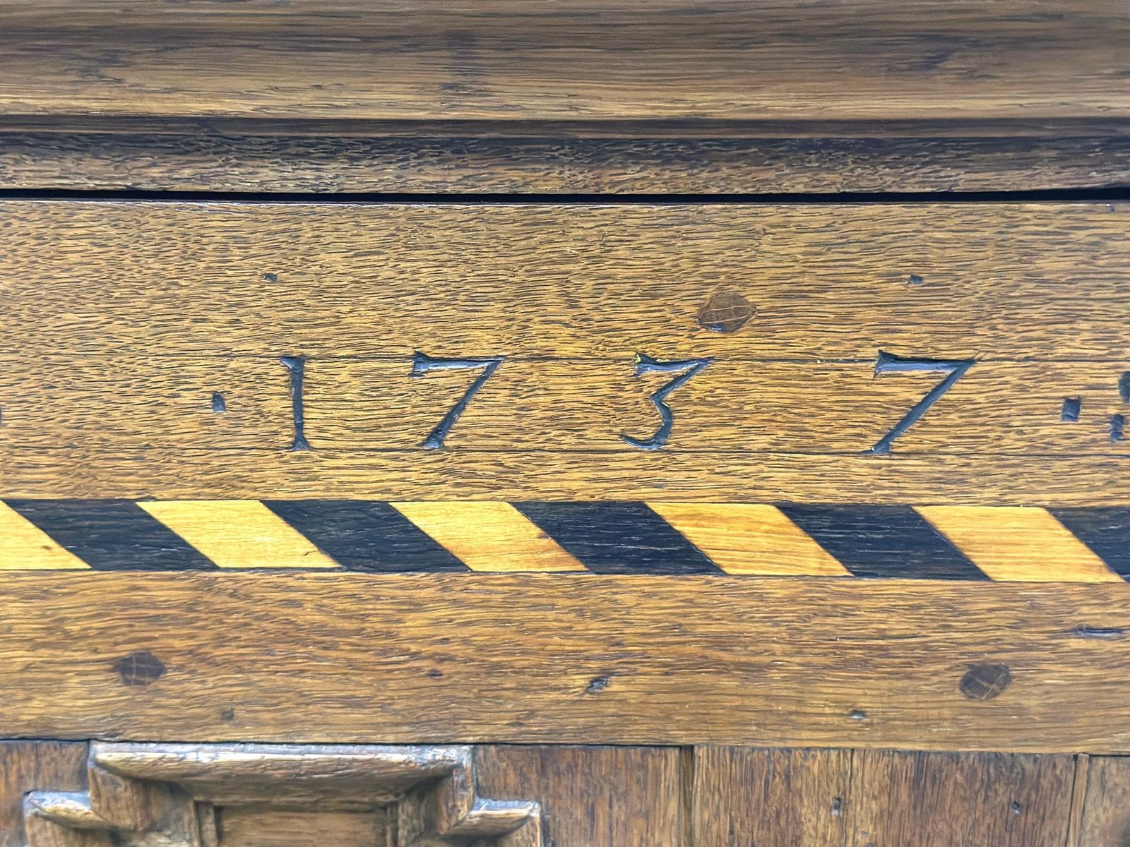 Uitzonderlijke Duitse Barokke Reiskoffer Uit De 18e Eeuw – Gedateerd 1737 – Met Ebbenhout Inlegwerk & Bijbehorende Sleutel photo Meubels